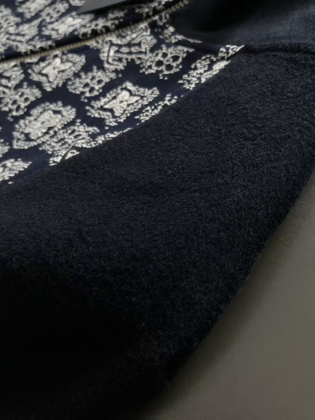 L牌*合身版型s-Xl2025秋冬拉链开衫羊毛衫，以老花提花排列点缀为主调，融入字母提花元素，打破传统羊