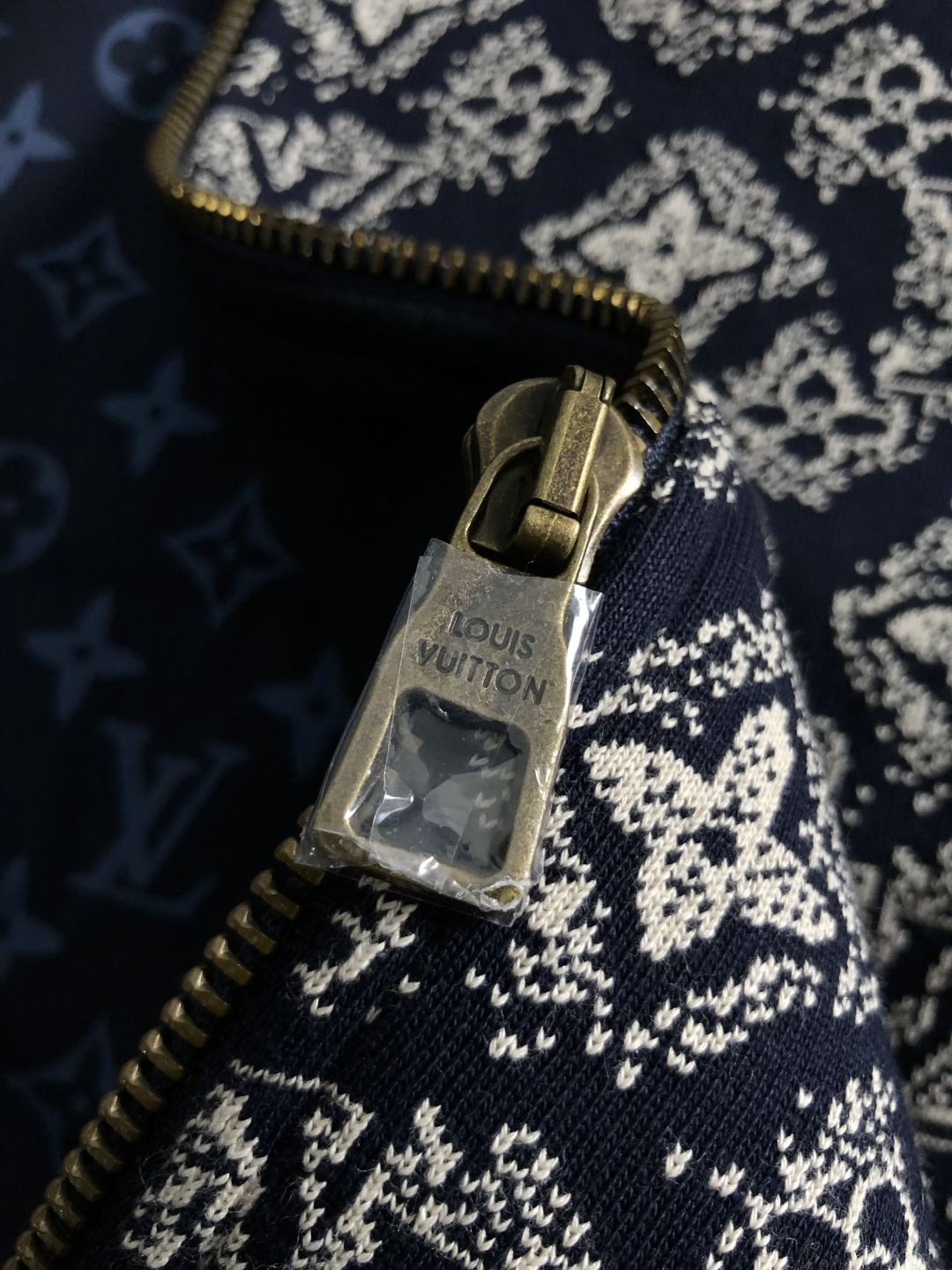 L牌*合身版型s-Xl2025秋冬拉链开衫羊毛衫，以老花提花排列点缀为主调，融入字母提花元素，打破传统羊