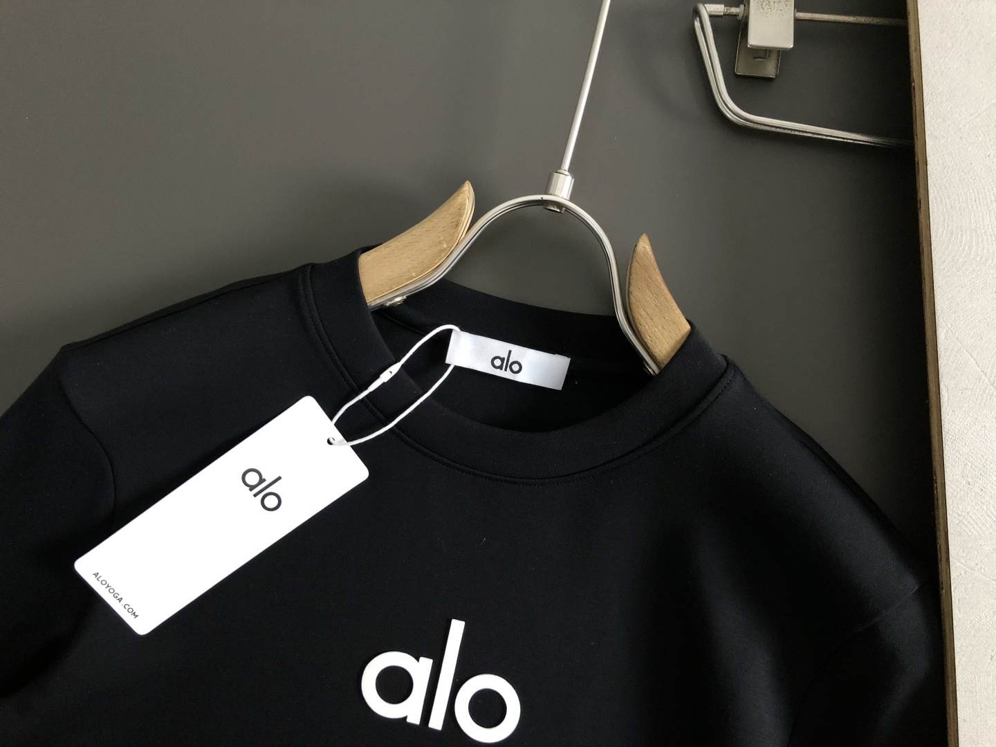 Alo*拉绒版型M-xxxl2025秋冬圆领打底衫，以字母元素点缀为主调，融入字母元素，打破传统卫衣的单