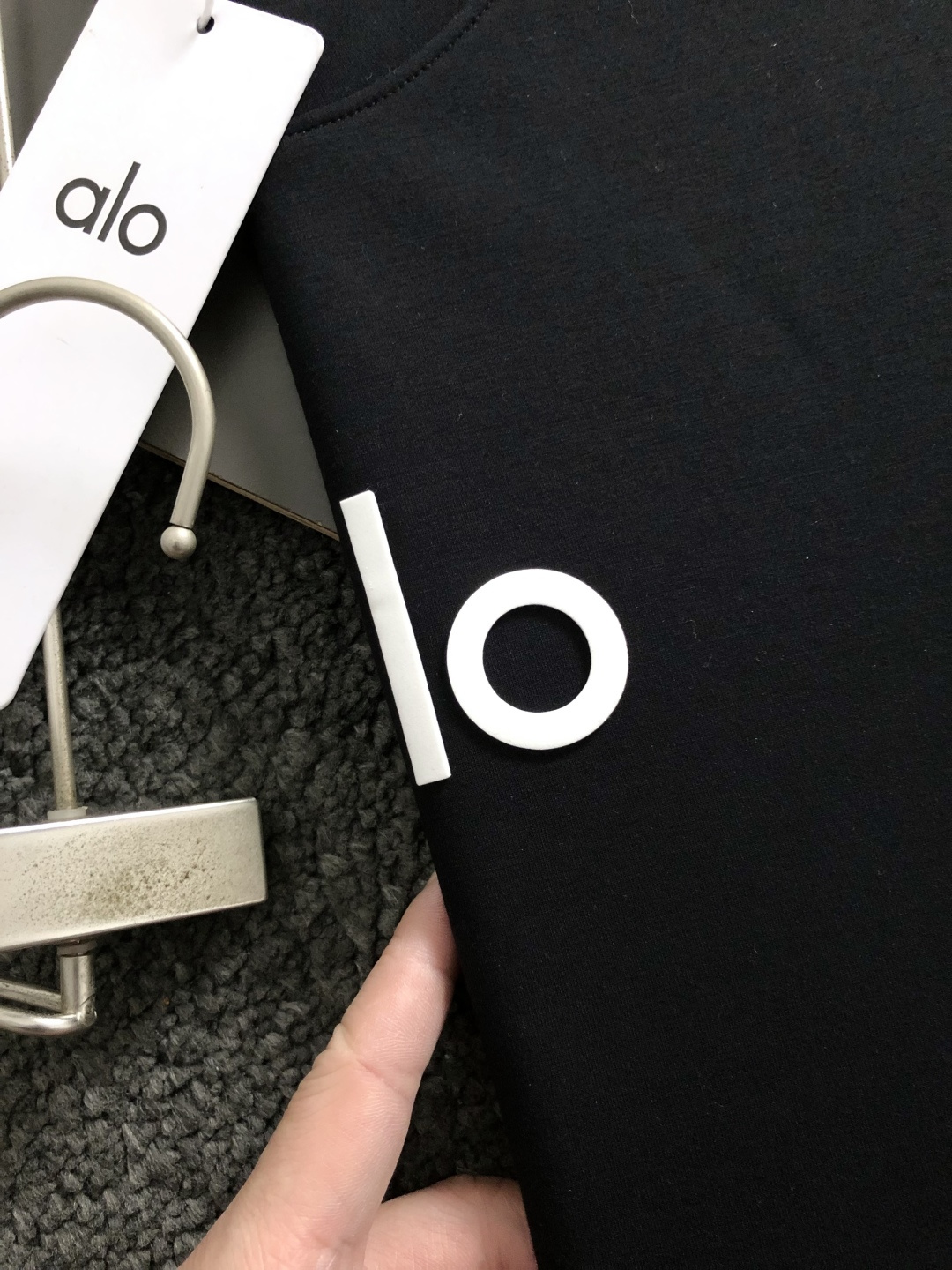 Alo*拉绒版型M-xxxl2025秋冬圆领打底衫，以字母元素点缀为主调，融入字母元素，打破传统卫衣的单