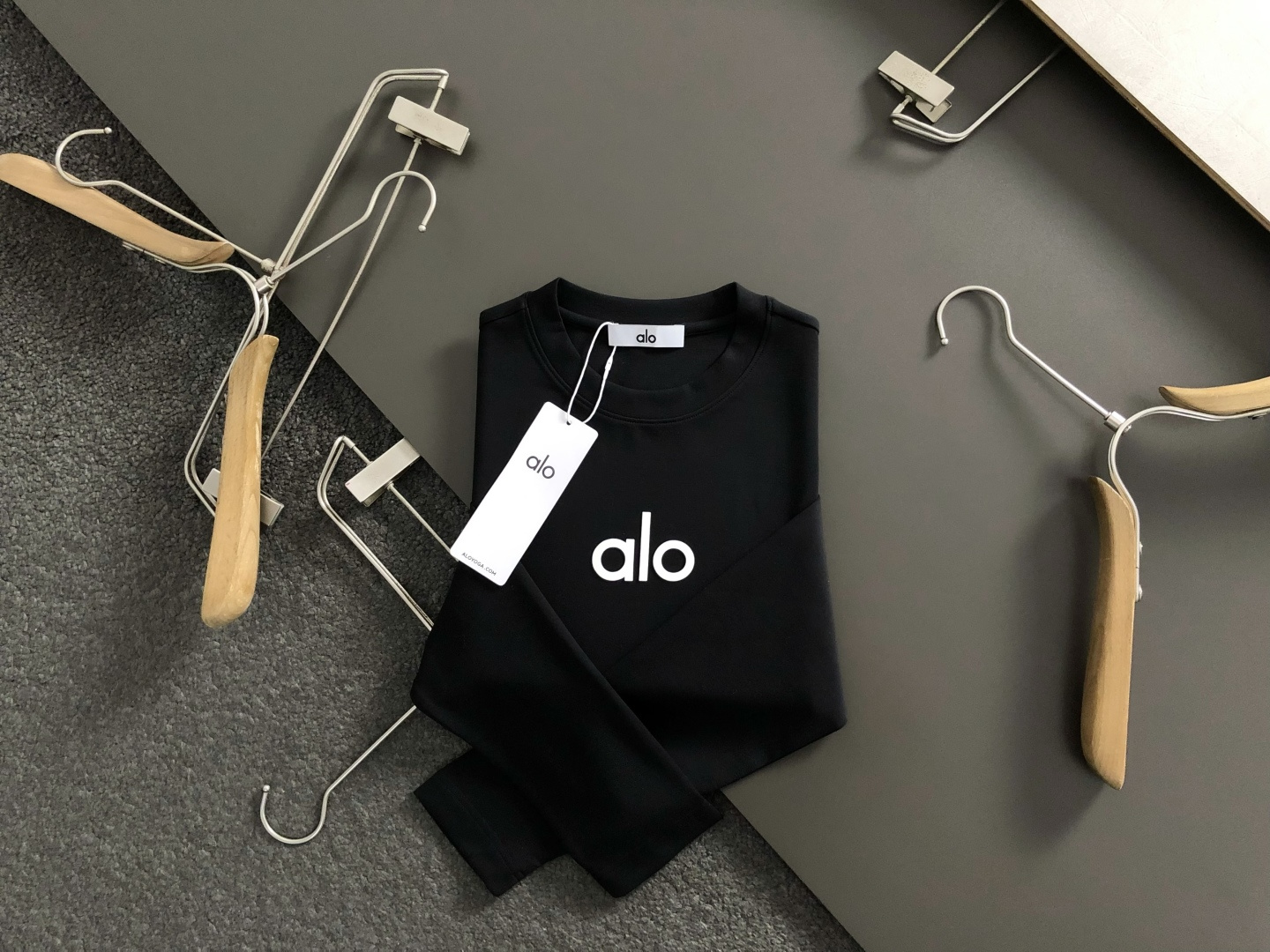 NO:598534,Alo* brushed fit M-xxxl  The 2025 autumn and winter round neck bottoming shirt is mainly decorated with letter elements and integrated with letter elements to break the monotony of traditional sweatshirts and highlight individuality and uninhibitedness. The three-dimensional tailoring fits the body shape and the design is neat and stylish. It can easily lengthen the leg lines and create a casual and free style. High-quality fabrics are comfortable  It is warm, has both thermal insulation and comfort, and is suitable for daily outings or light outdoor scenes. The triangular jacquard embellishment on the back adds a fashionable texture. Whether it is a casual look with a T-shirt and jeans, or a mixed style layered, it can be easily controlled. It is an indispensable fashion item in the autumn and winter transition seasons.  Spot color black white, hoodie, sweatshirts, jeans, tees, t-shirt, alexander wang19860909Alo*拉绒版型M-xxxl 2025秋冬圆领打底衫,以字母元素点缀为主调,融入字母元素,打破传统卫衣的单调感,彰显个性与不羁.立体剪裁贴合身形,设计利落有型,轻松拉长腿部线条,打造随性洒脱的休闲风格.优质面料舒适保暖,兼具保温性与舒适感,适合日常出街或轻户外场景.细节后背三角提花点缀,增添时尚质感,无论是搭配T恤牛仔裤的休闲look,还是叠的混搭风,都能轻松驾驭,是秋冬过渡季不可或缺的时尚单品. 现货颜色 黑色 白色,,hoodie,sweatshirts,jeans,tees，t-shirt,alexander wang,Men's clothing