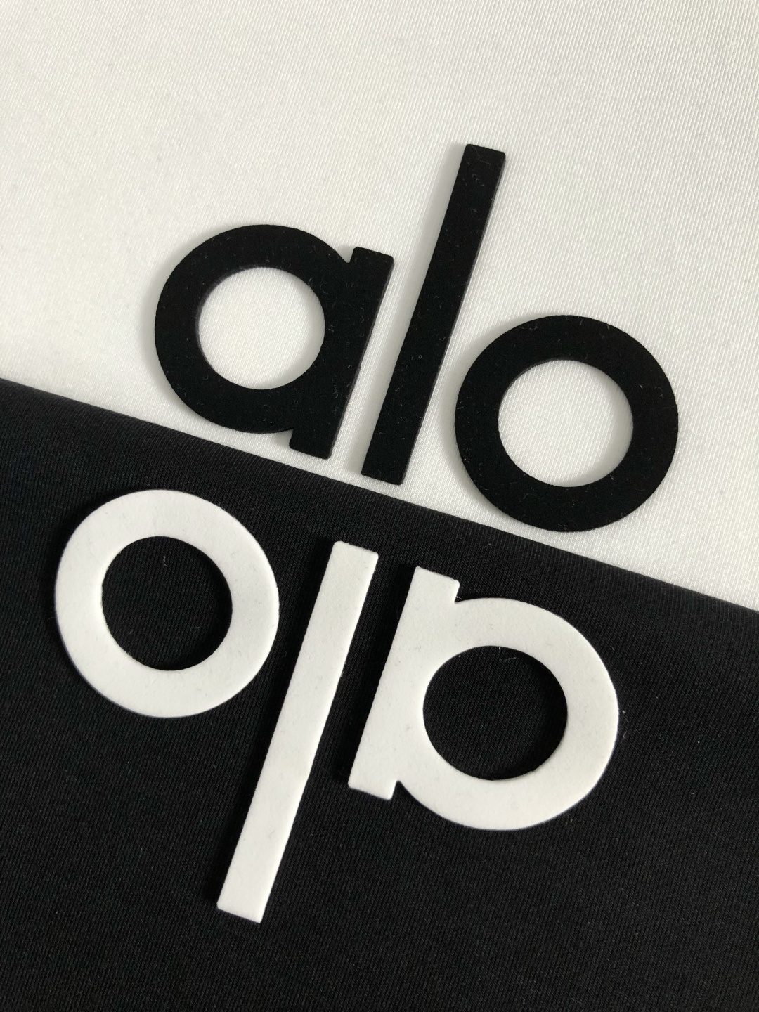 Alo*拉绒版型M-xxxl2025秋冬圆领打底衫，以字母元素点缀为主调，融入字母元素，打破传统卫衣的单