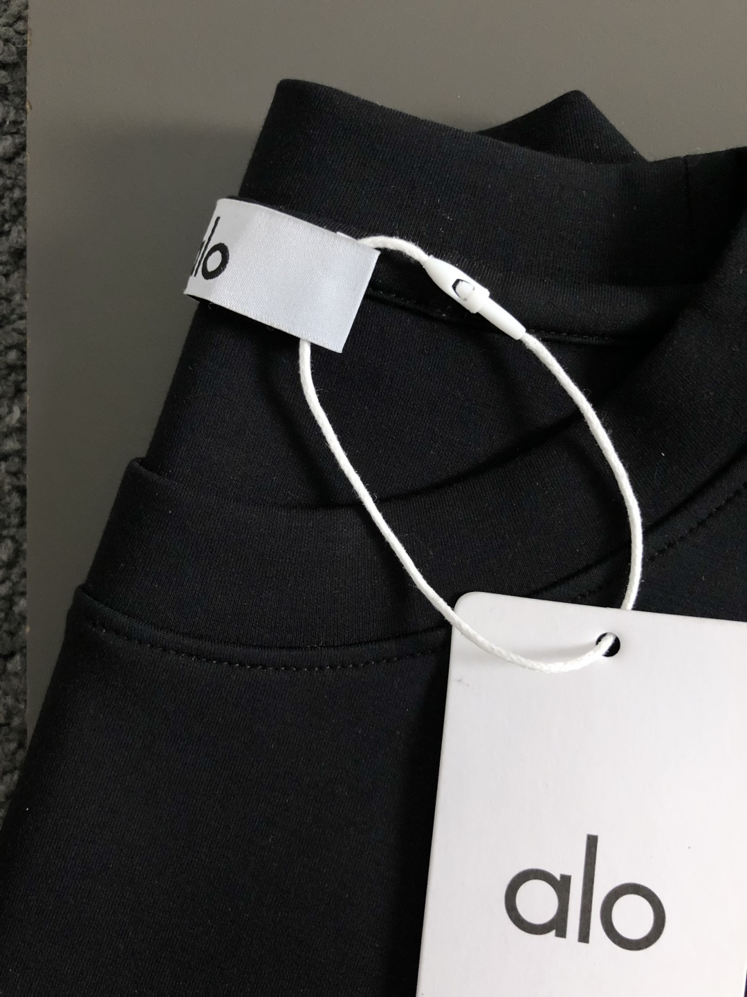 Alo*拉绒版型M-xxxl2025秋冬圆领打底衫，以字母元素点缀为主调，融入字母元素，打破传统卫衣的单