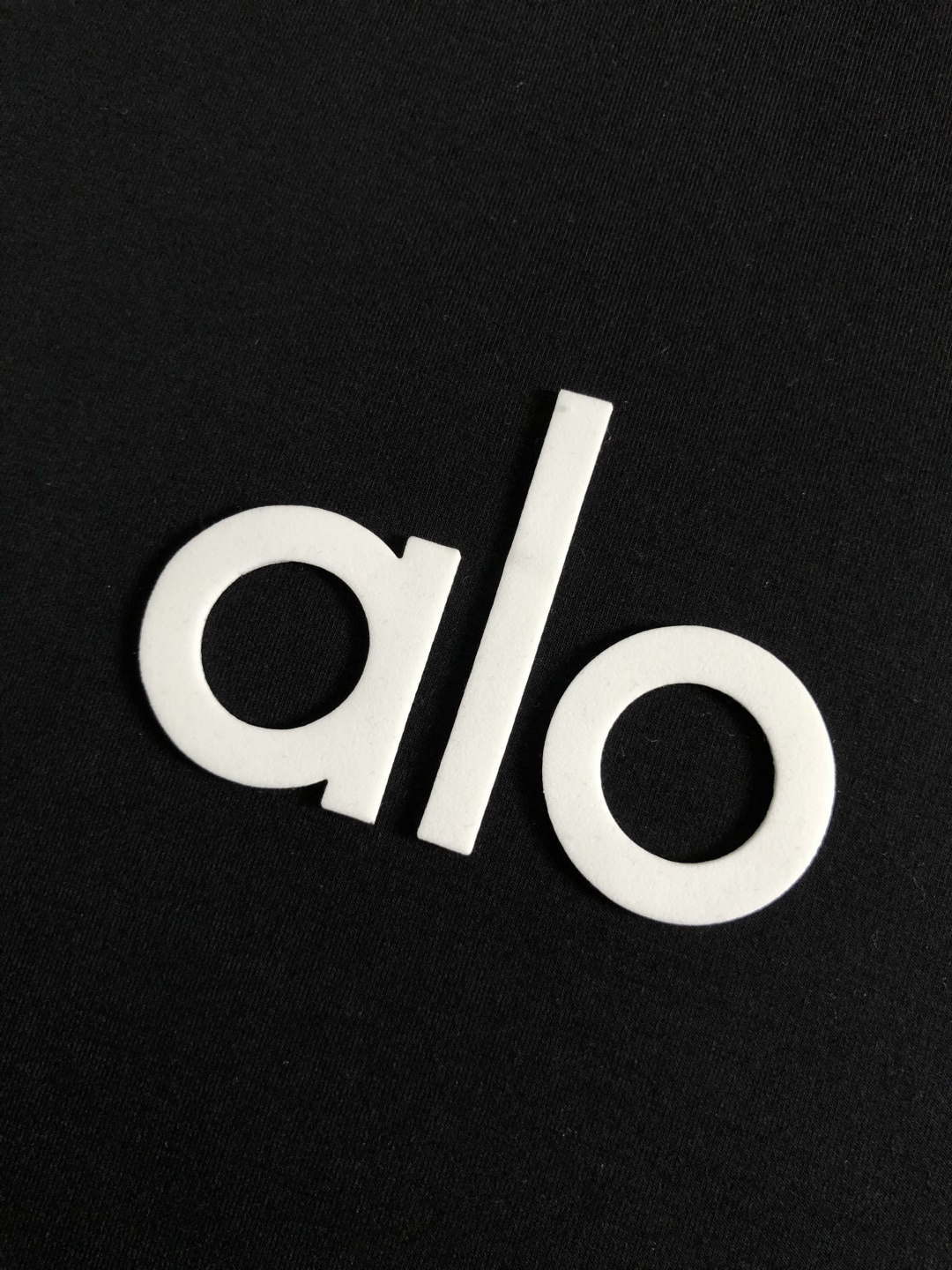 Alo*拉绒版型M-xxxl2025秋冬圆领打底衫，以字母元素点缀为主调，融入字母元素，打破传统卫衣的单