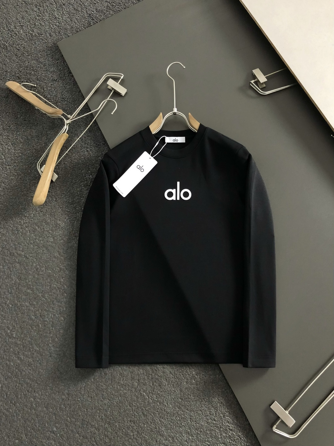 Alo*拉绒版型M-xxxl2025秋冬圆领打底衫，以字母元素点缀为主调，融入字母元素，打破传统卫衣的单