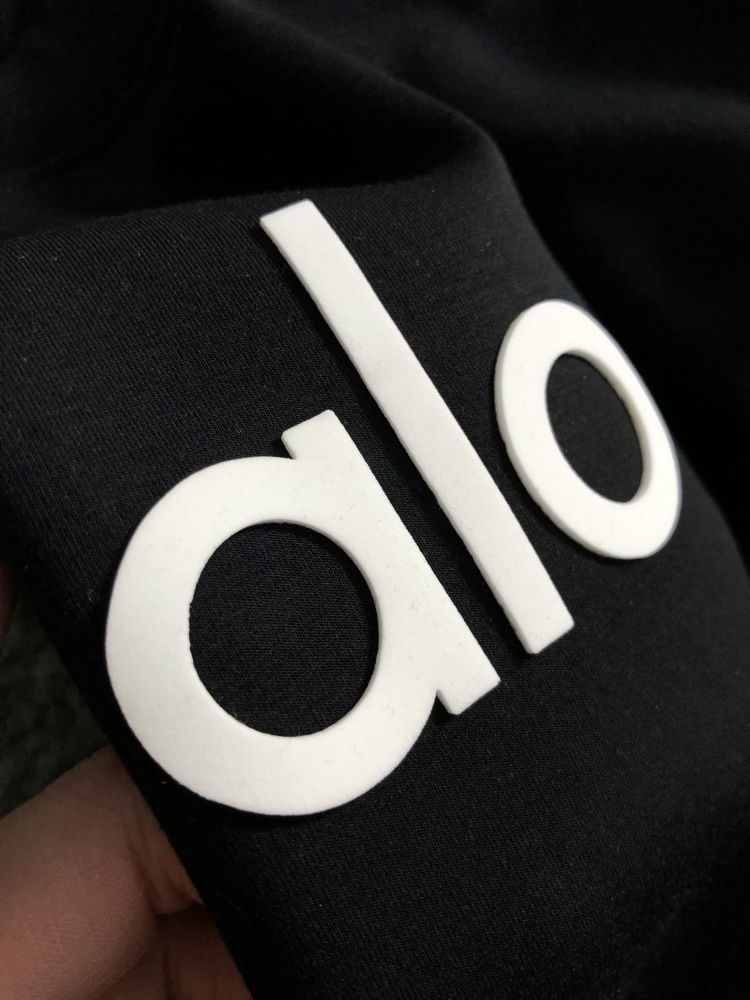 Alo*拉绒版型M-xxxl2025秋冬圆领打底衫，以字母元素点缀为主调，融入字母元素，打破传统卫衣的单