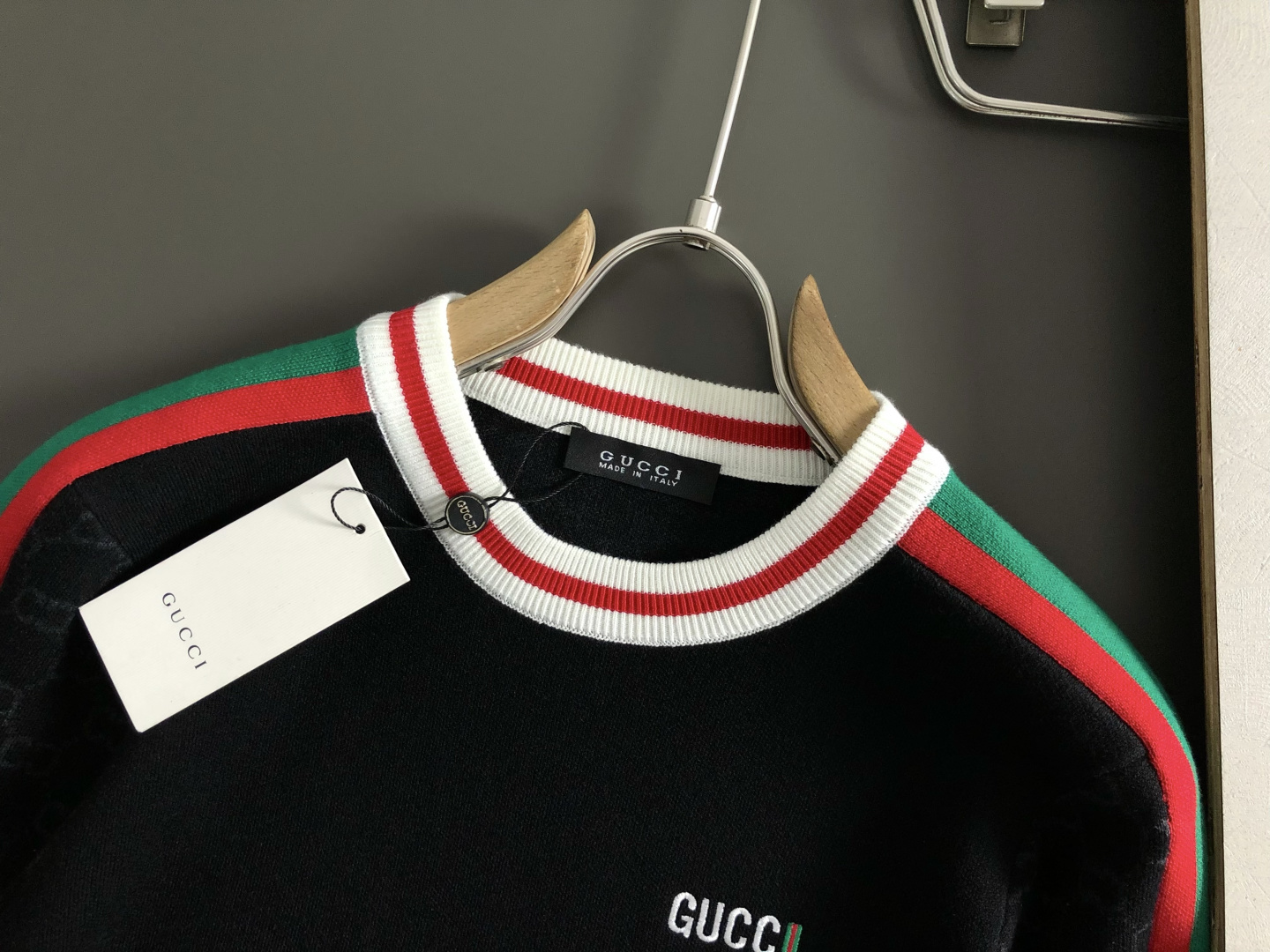 Gucc*合身版型M-XXXl2025秋冬潮牌圆领羊毛衫，以红绿提花多色融合点缀为主调，巧妙融入字母刺绣