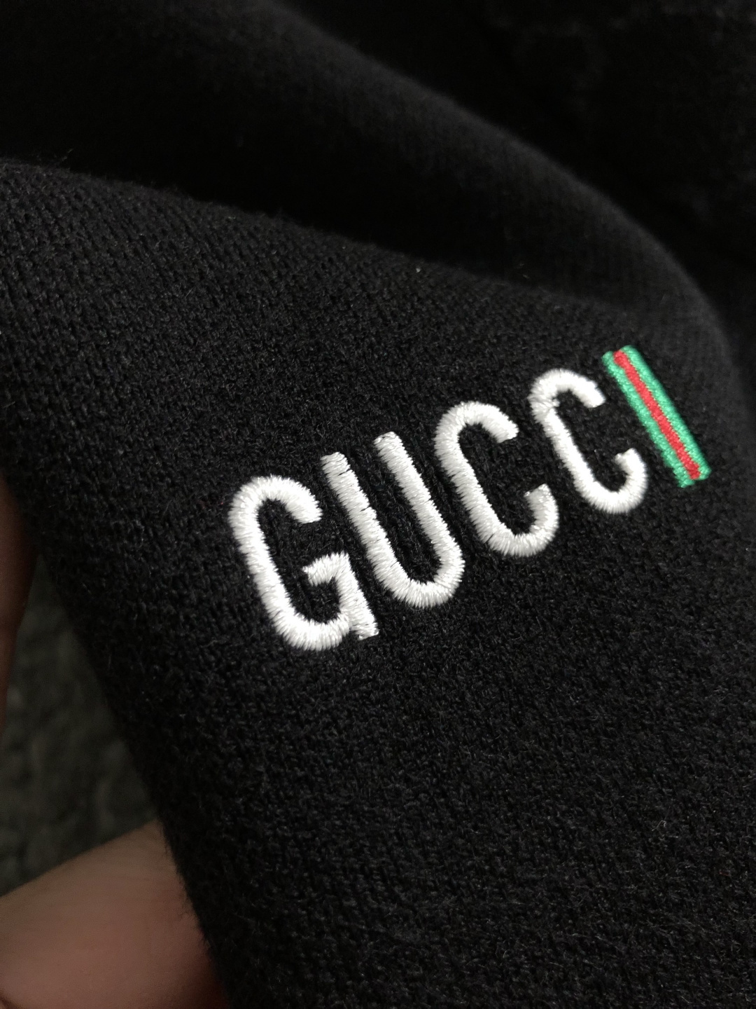 Gucc*合身版型M-XXXl2025秋冬潮牌圆领羊毛衫，以红绿提花多色融合点缀为主调，巧妙融入字母刺绣