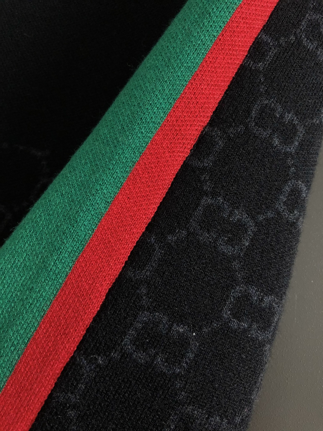 Gucc*合身版型M-XXXl2025秋冬潮牌圆领羊毛衫，以红绿提花多色融合点缀为主调，巧妙融入字母刺绣