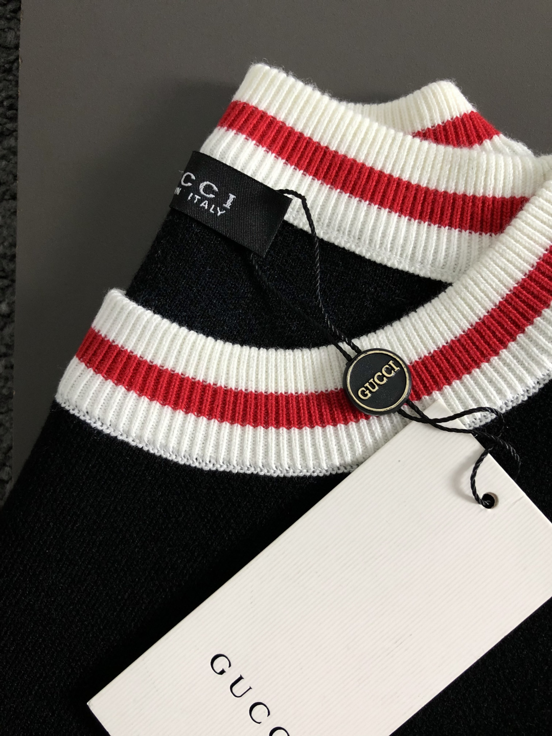 Gucc*合身版型M-XXXl2025秋冬潮牌圆领羊毛衫，以红绿提花多色融合点缀为主调，巧妙融入字母刺绣