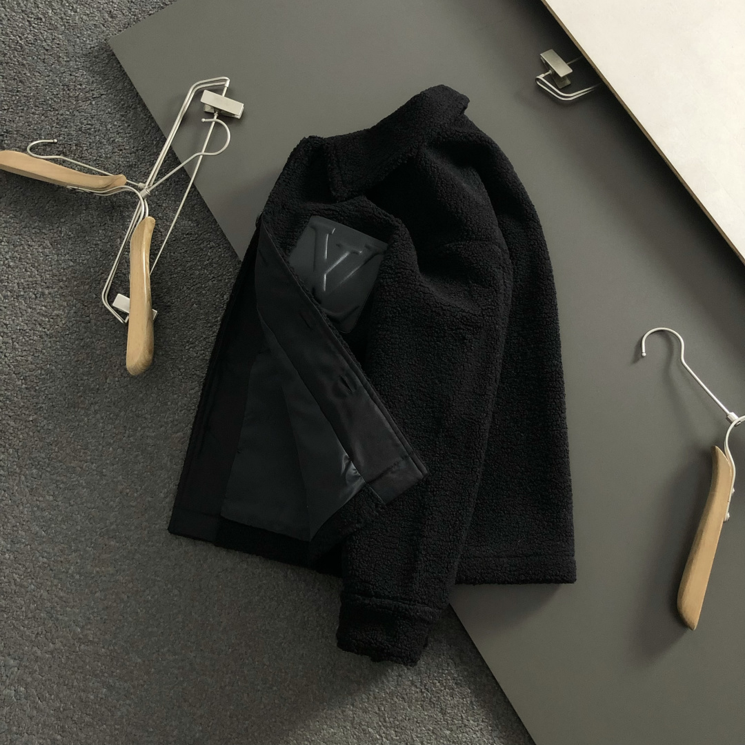 NO:598520,L brand **fitted version M-XXXl  The 2025 autumn and winter trendy brand's fine imitation grain velvet stand-up collar jacket features classic black genuine leather pockets as the main tone, and cleverly incorporates embossed logo elements to break the monotony of traditional jackets and highlight individuality and uninhibitedness. The three-dimensional tailoring fits the body shape, and the design is neat and stylish. The counter hardware creates an overall shape, which can easily lengthen the leg lines and create a casual look.  Free and easy casual style. The high-quality fabric is stiff and wear-resistant, has both warmth and comfort, and is suitable for daily outings or light outdoor scenes. Detailed webbing embellishments add a fashionable texture. Whether it is a casual look with T-shirts and jeans, or a mixed style, it can be easily controlled. It is an indispensable fashion item in the autumn and winter transition seasons.  Available now for sale M-XXXL,,jeans,jackets & coats,tees,t-shirt,alexander wang19860909L牌**合身版型M-XXXl 2025秋冬潮牌精仿颗粒绒立领外套,以经典黑色真皮口袋为主调,巧妙融入压花logo元素,打破传统外套的单调感,彰显个性与不羁.立体剪裁贴合身形,设计利落有型,专柜五金打造整体版型,轻松拉长腿部线条,打造随性洒脱的休闲风格.优质面料挺括耐磨,兼具保暖性与舒适感,适合日常出街或轻户外场景.细节织带点缀,增添时尚质感,无论是搭配T恤牛仔裤的休闲look,还是叠的混搭风,都能轻松驾驭,是秋冬过渡季不可或缺的时尚单品. 现货发售发售M-XXXL,,jeans,jackets & coats,tees，t-shirt,alexander wang,Men's clothing