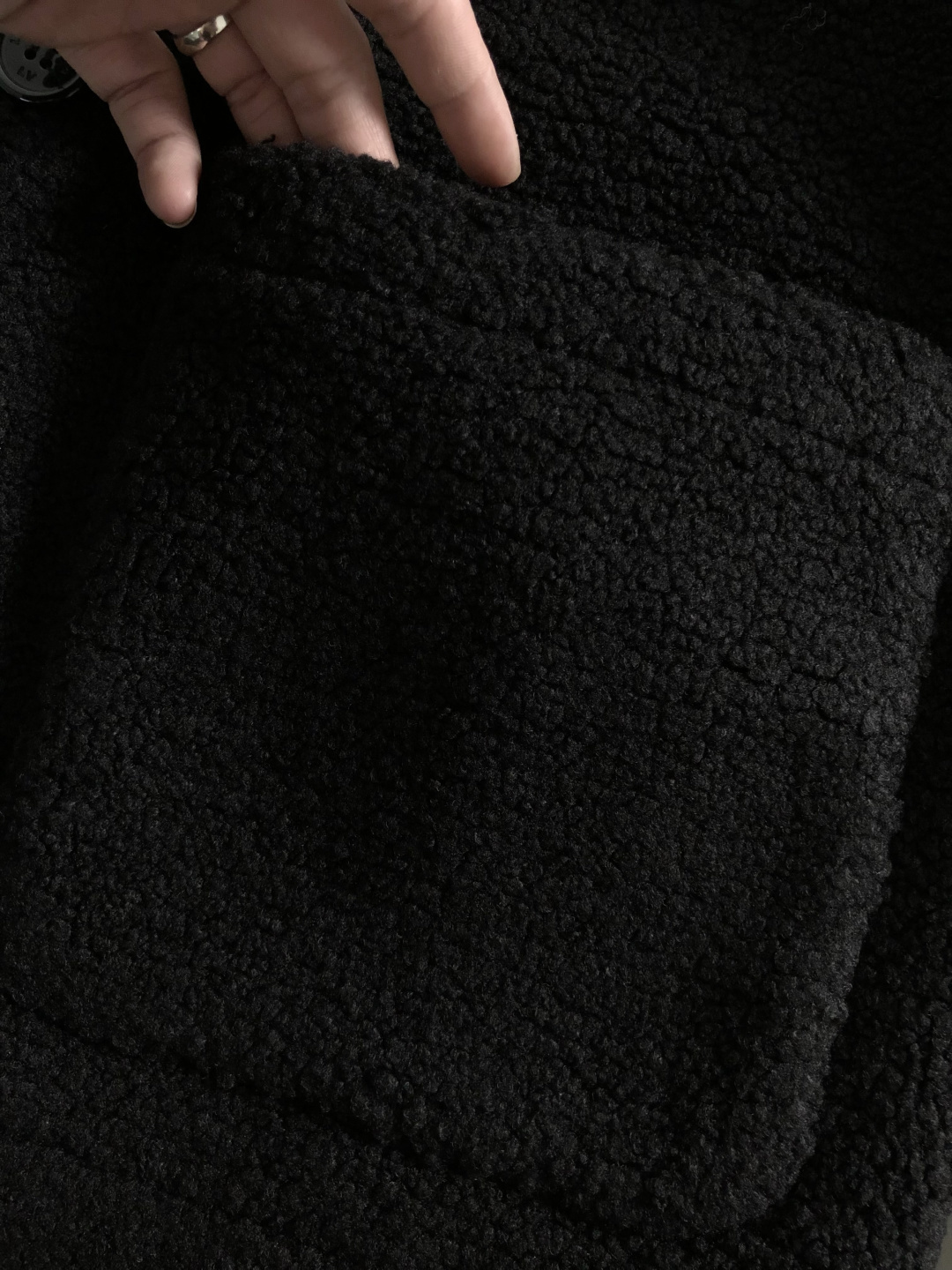 L牌**合身版型M-XXXl2025秋冬潮牌精仿颗粒绒立领外套，以经典黑色真皮口袋为主调，巧妙融入压花l