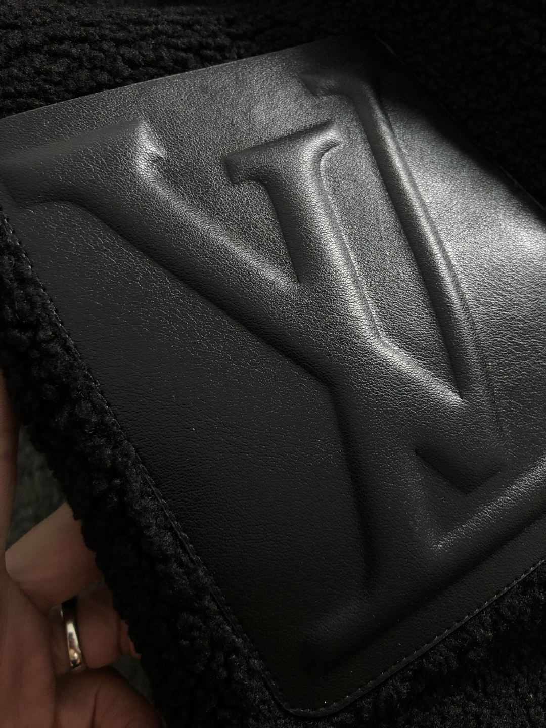 L牌**合身版型M-XXXl2025秋冬潮牌精仿颗粒绒立领外套，以经典黑色真皮口袋为主调，巧妙融入压花l