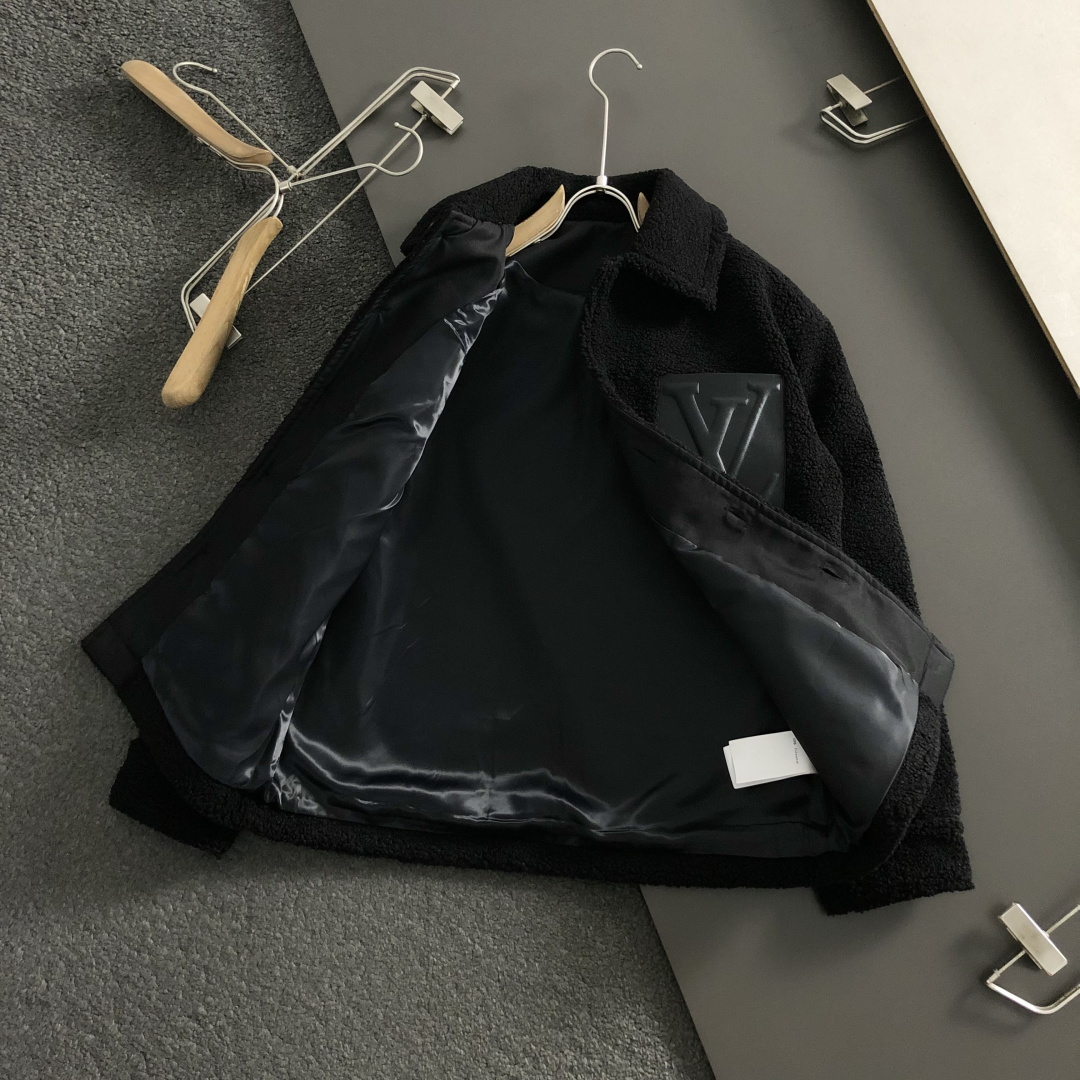 L牌**合身版型M-XXXl2025秋冬潮牌精仿颗粒绒立领外套，以经典黑色真皮口袋为主调，巧妙融入压花l