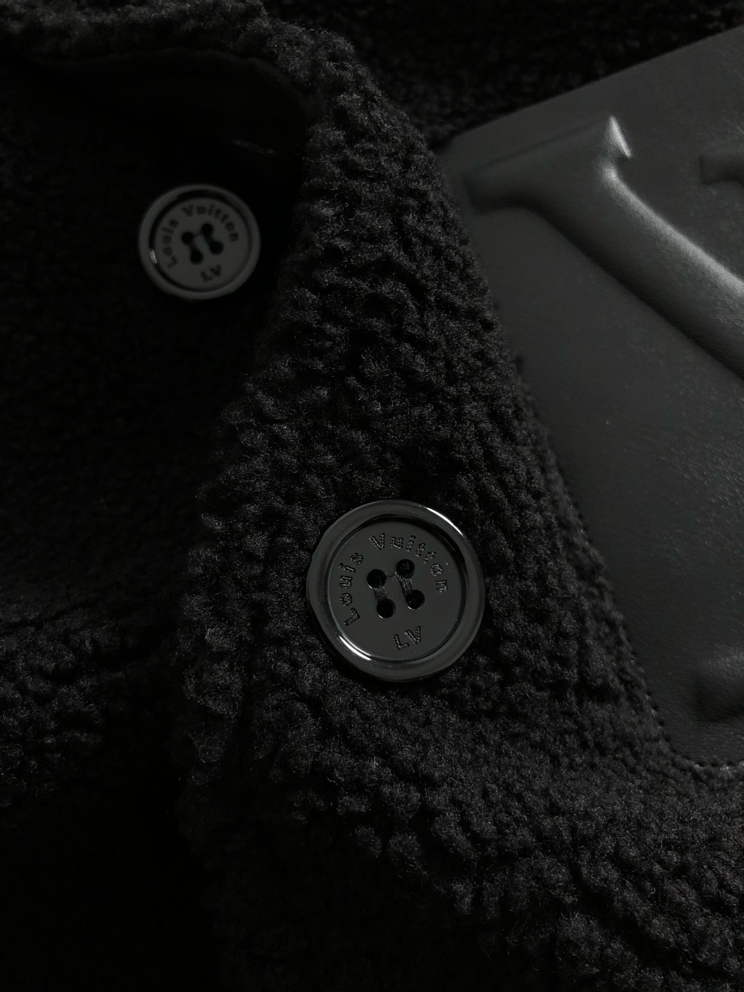 L牌**合身版型M-XXXl2025秋冬潮牌精仿颗粒绒立领外套，以经典黑色真皮口袋为主调，巧妙融入压花l