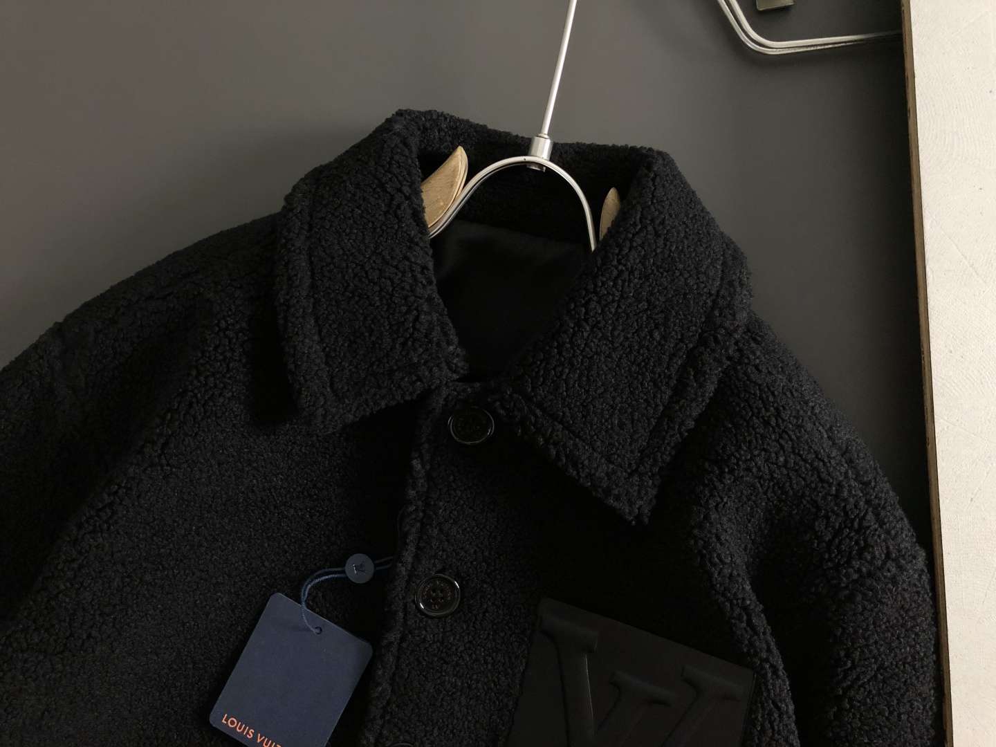 L牌**合身版型M-XXXl2025秋冬潮牌精仿颗粒绒立领外套，以经典黑色真皮口袋为主调，巧妙融入压花l