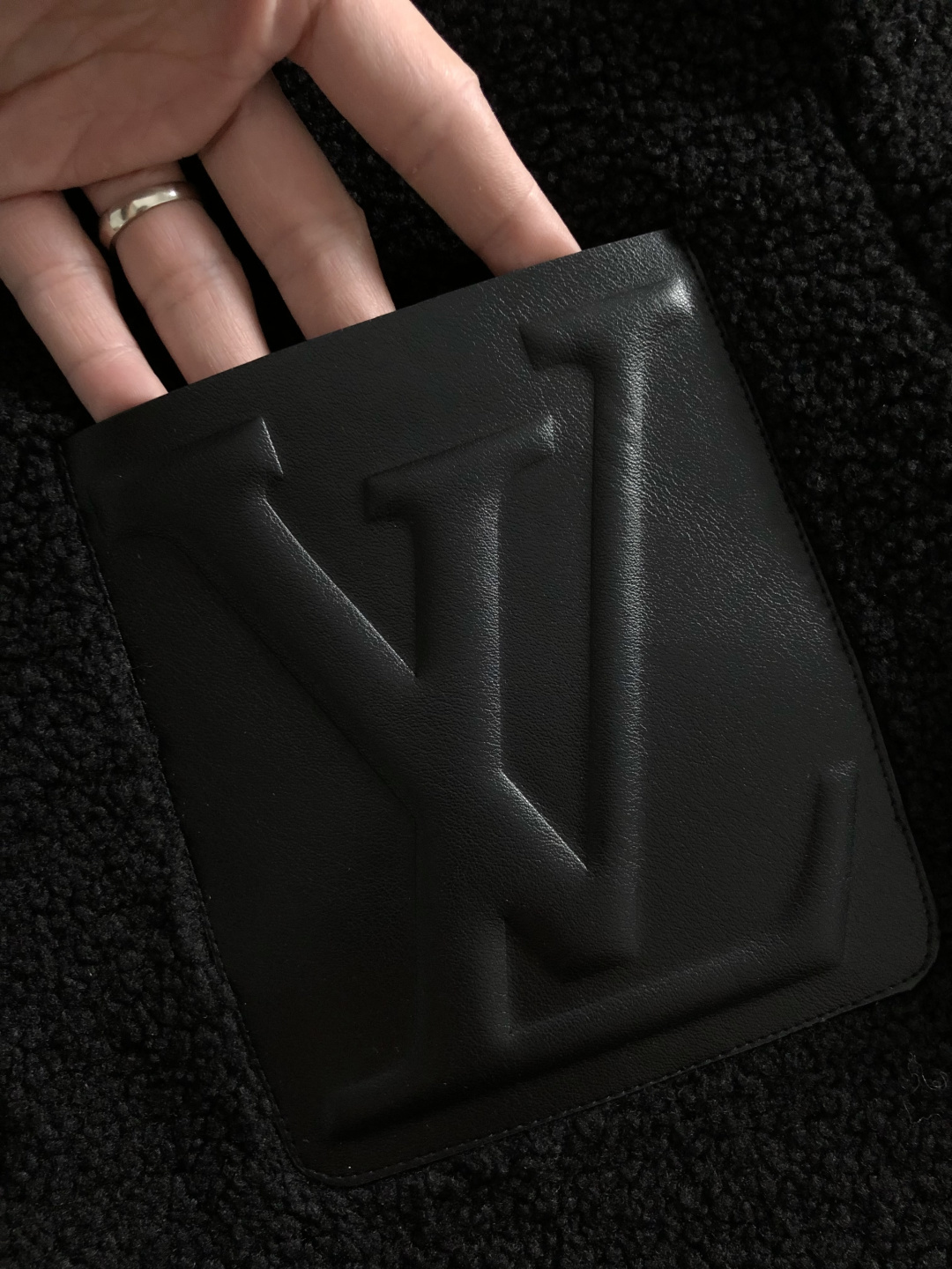 L牌**合身版型M-XXXl2025秋冬潮牌精仿颗粒绒立领外套，以经典黑色真皮口袋为主调，巧妙融入压花l