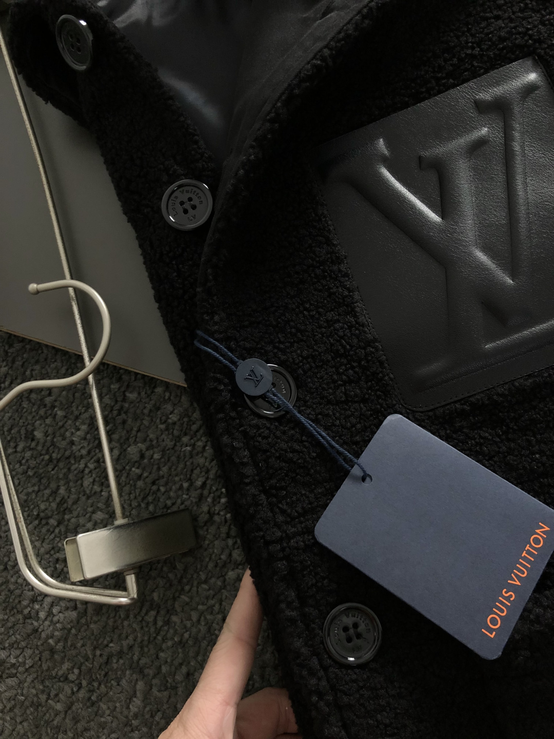 L牌**合身版型M-XXXl2025秋冬潮牌精仿颗粒绒立领外套，以经典黑色真皮口袋为主调，巧妙融入压花l