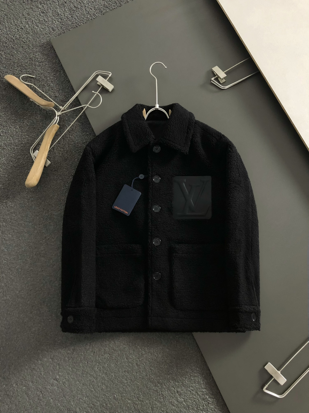 L牌**合身版型M-XXXl2025秋冬潮牌精仿颗粒绒立领外套，以经典黑色真皮口袋为主调，巧妙融入压花l