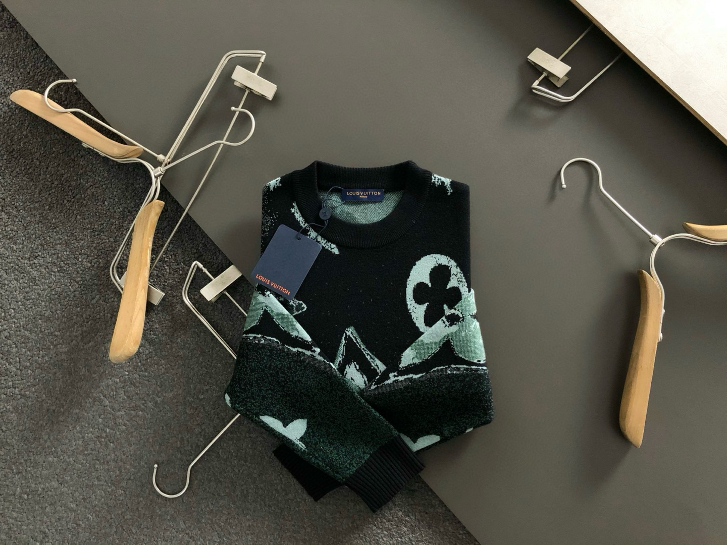 NO:598524,L brand *fitting version M-XXXL 2025 new autumn and winter jacquard round neck wool sweater, exquisite crafts counter fabric, top-notch elements, complete 3 standards, trendy men's fashion, both upper body comfort and unparalleled existence 170-130(M) 175-145(L) 178-155(XL)-165(XXL) -(XXXL) your,,alexander wang19860909L牌*合身版型M-XXXL 2025秋冬新款提花圆领羊毛针织衫,精致工艺专柜面料,顶级元素融合打造,3标齐全,潮男时尚,无论是上身舒适度还是都是无可比拟的存在 170-130(M) 175-145(L) 178-155(XL)-165(XXL) -(XXXL) your,,alexander wang,Men's clothing