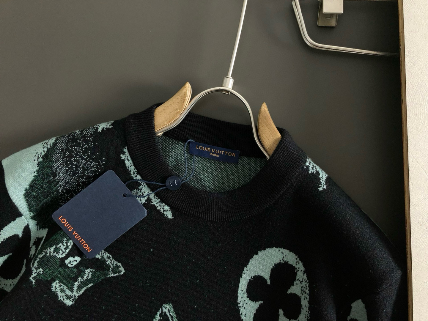 L牌*合身版型M-XXXL2025秋冬新款提花圆领羊毛针织衫，精致工艺专柜面料，顶级元素融合打造，3标齐