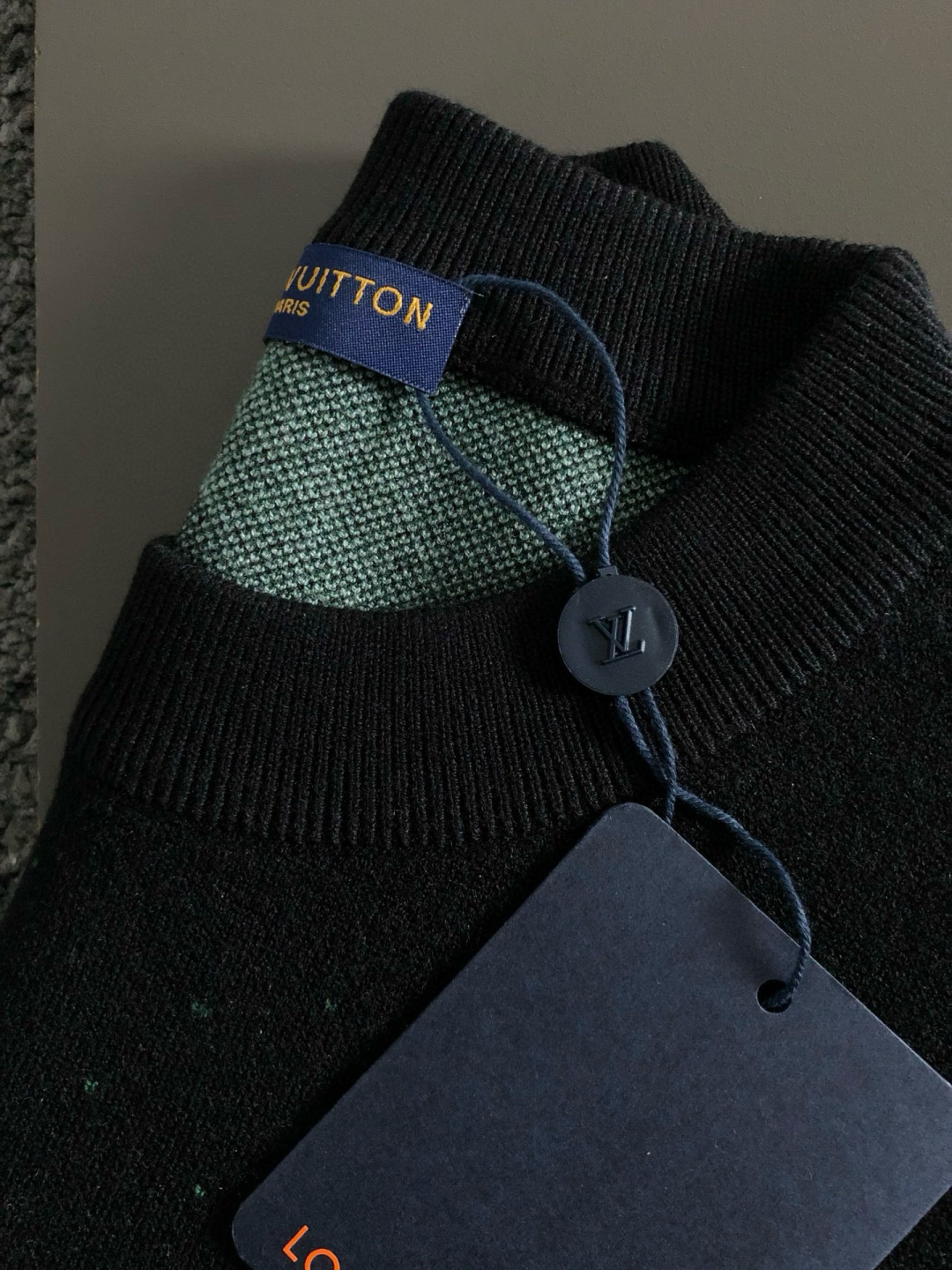 L牌*合身版型M-XXXL2025秋冬新款提花圆领羊毛针织衫，精致工艺专柜面料，顶级元素融合打造，3标齐