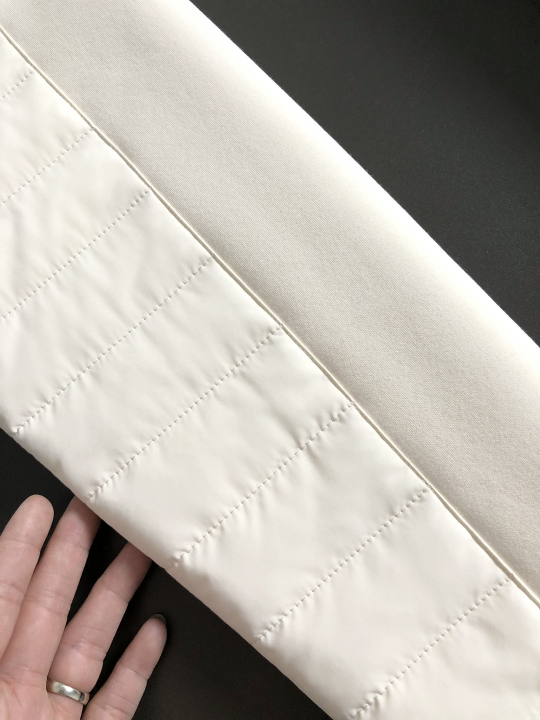 PRAD*拉绒版型M-XXXl2025秋冬潮牌云柔拼接卫衣，以经典三角元素融点缀为主调，巧妙融入金属扣元