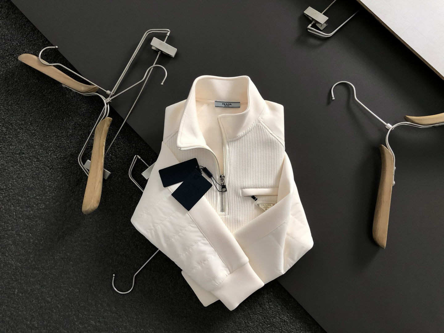 NO:598526,PRAD* brushed version M-XXXl  The 2025 autumn and winter fashion brand Yunrou stitched sweatshirt is mainly decorated with classic triangle elements and cleverly integrated with metal buckle elements to break the monotony of traditional sweatshirts and highlight individuality and uninhibitedness. The three-dimensional tailoring fits the body shape and the design is neat and stylish. It can easily lengthen the leg lines and create a casual and free casual style.  The high-quality fabric is stiff and wear-resistant, breathable and comfortable, and is suitable for daily outings or light outdoor scenes. The detailed webbing embellishments add a fashionable texture. Whether it is a casual look with T-shirts and jeans, or a mixed style with layers, it can be easily managed. It is an indispensable fashion item in the autumn and winter transition seasons.  Available now for sale M-XXXL,,prada,hoodie,sweatshirts,jeans,tees,t-shirt,alexander wang19860909PRAD*拉绒版型M-XXXl 2025秋冬潮牌云柔拼接卫衣,以经典三角元素融点缀为主调,巧妙融入金属扣元素,打破传统卫衣的单调感,彰显个性与不羁.立体剪裁贴合身形,设计利落有型,轻松拉长腿部线条,打造随性洒脱的休闲风格.优质面料挺括耐磨,兼具透气性与舒适感,适合日常出街或轻户外场景.细节织带点缀,增添时尚质感,无论是搭配T恤牛仔裤的休闲look,还是叠的混搭风,都能轻松驾驭,是秋冬过渡季不可或缺的时尚单品. 现货发售发售M-XXXL,,prada,hoodie,sweatshirts,jeans,tees，t-shirt,alexander wang,Men's clothing