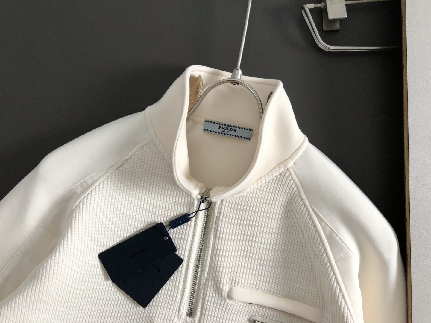 PRAD*拉绒版型M-XXXl2025秋冬潮牌云柔拼接卫衣，以经典三角元素融点缀为主调，巧妙融入金属扣元