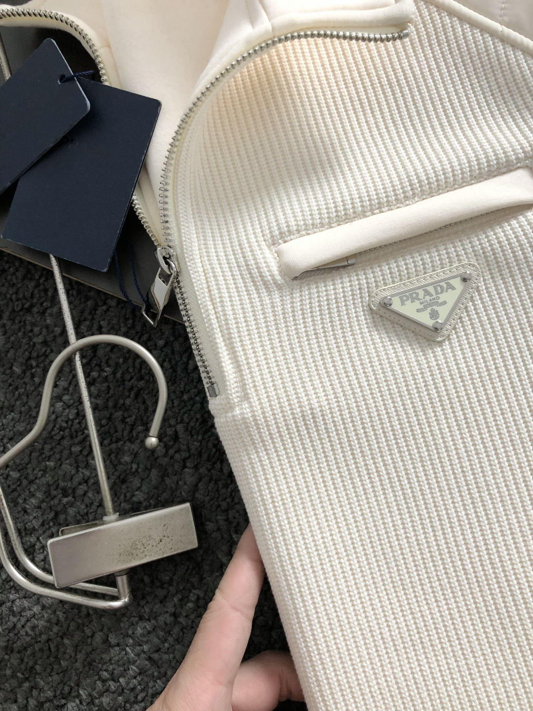 PRAD*拉绒版型M-XXXl2025秋冬潮牌云柔拼接卫衣，以经典三角元素融点缀为主调，巧妙融入金属扣元