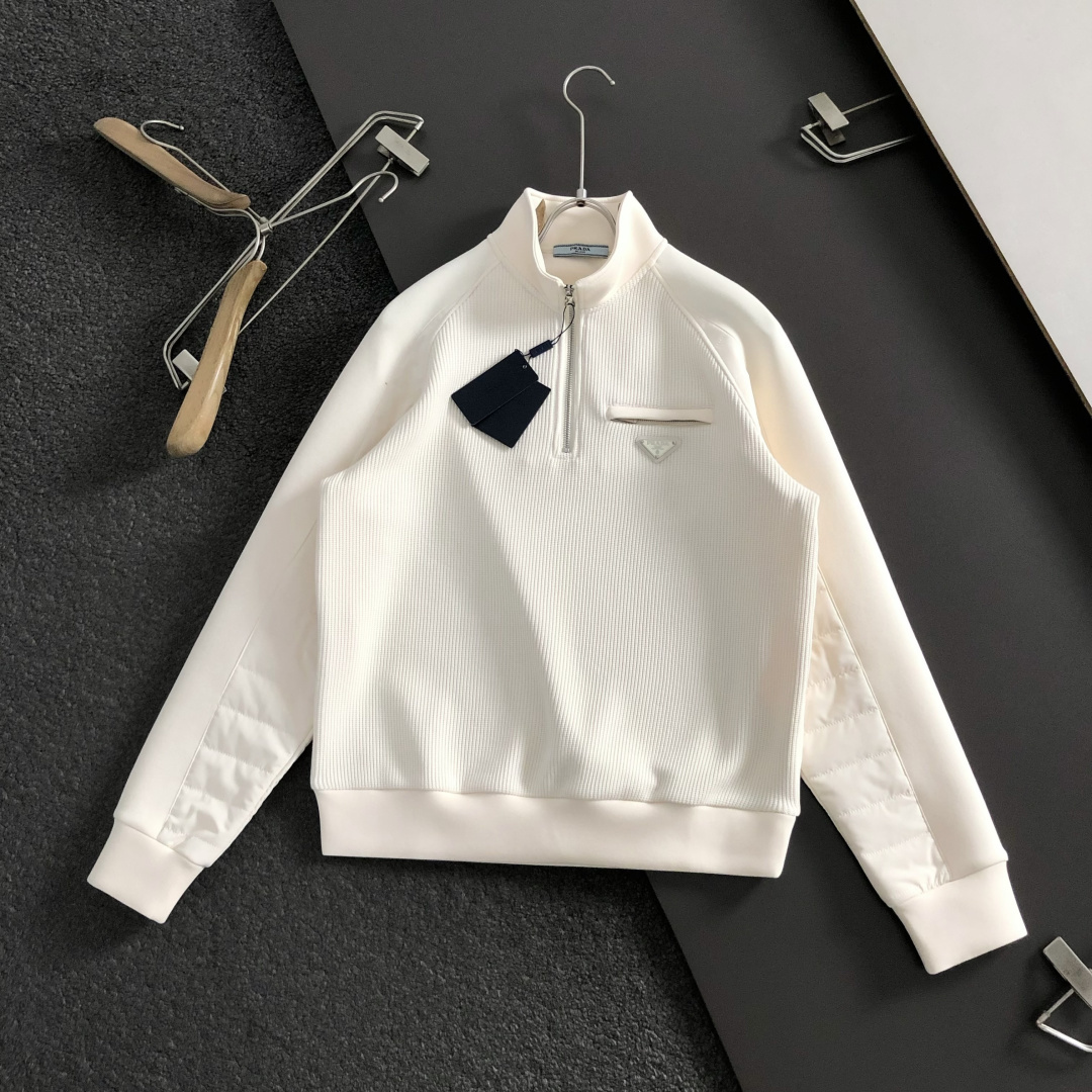 PRAD*拉绒版型M-XXXl2025秋冬潮牌云柔拼接卫衣，以经典三角元素融点缀为主调，巧妙融入金属扣元