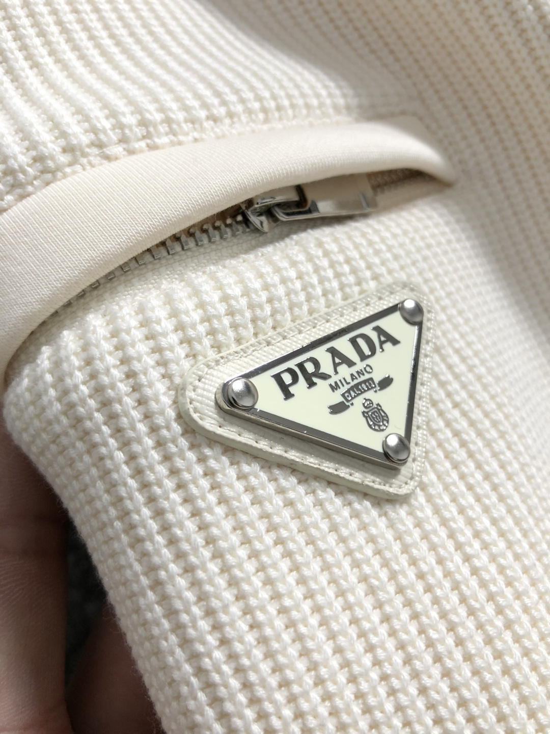 PRAD*拉绒版型M-XXXl2025秋冬潮牌云柔拼接卫衣，以经典三角元素融点缀为主调，巧妙融入金属扣元