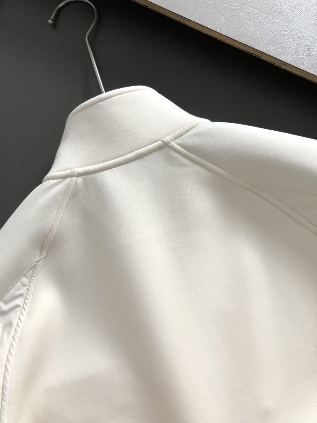 PRAD*拉绒版型M-XXXl2025秋冬潮牌云柔拼接卫衣，以经典三角元素融点缀为主调，巧妙融入金属扣元