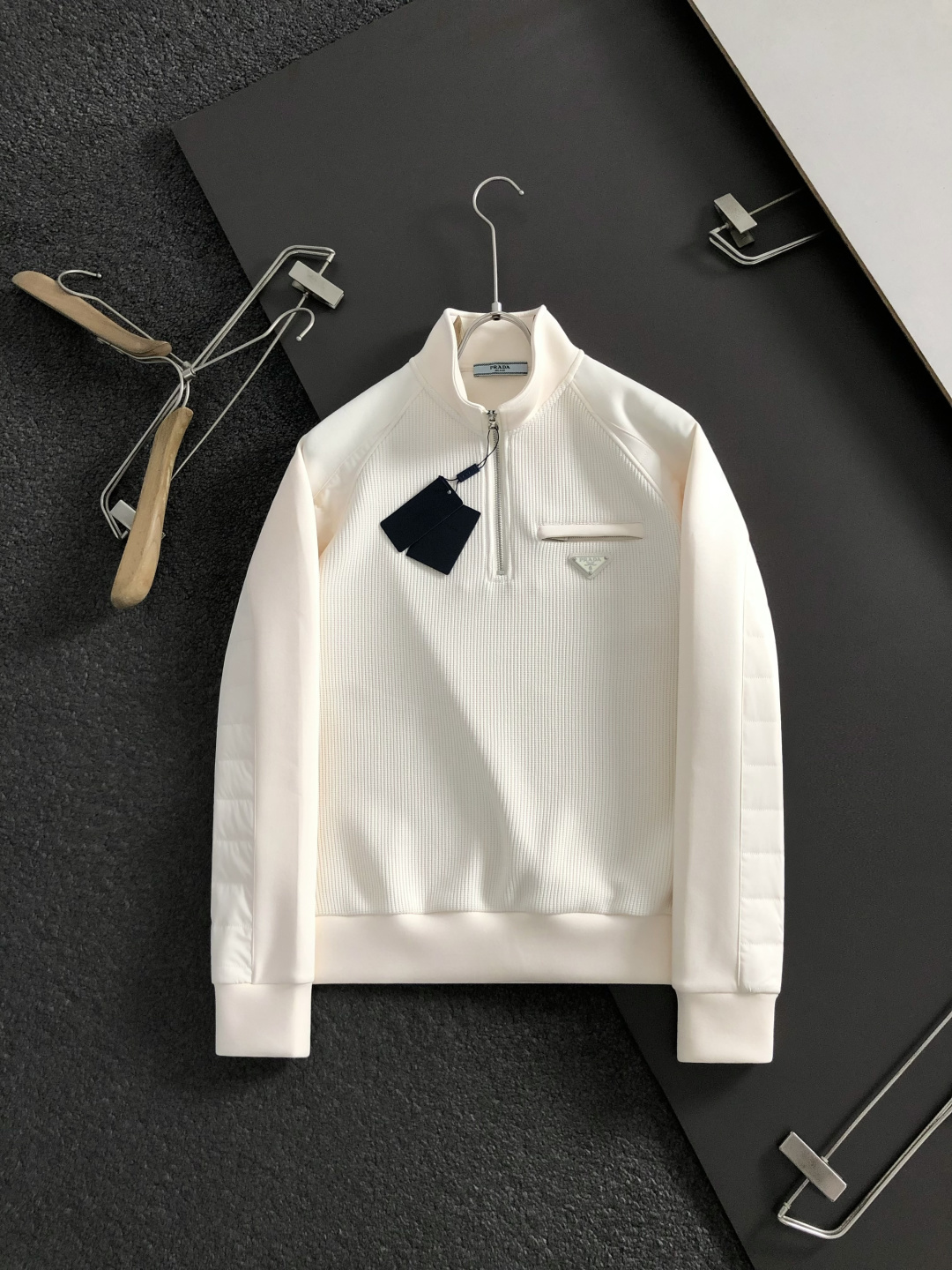 PRAD*拉绒版型M-XXXl2025秋冬潮牌云柔拼接卫衣，以经典三角元素融点缀为主调，巧妙融入金属扣元