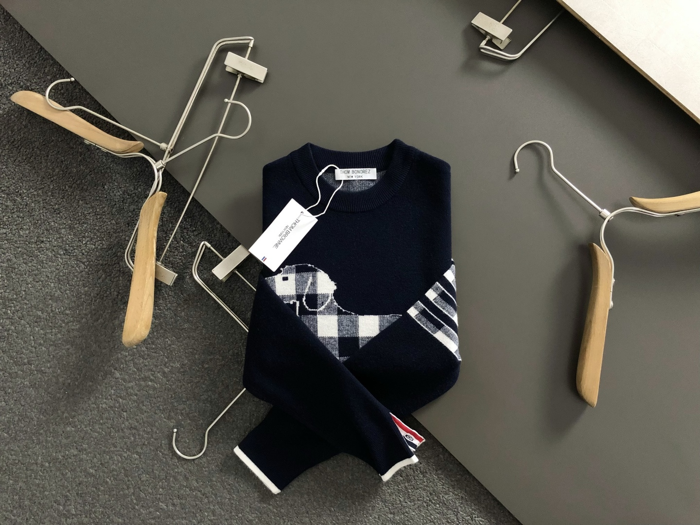 NO:601904,TB* slightly wide version M-XXXl  The 2025 autumn and winter trendy sweaters are mainly decorated with black and gray jacquard Dalmatian jacquards, and are cleverly integrated into the 4-bar hem slit webbing splicing elements to break the monotony of traditional sweaters and highlight individuality and uninhibitedness. The three-dimensional tailoring fits the body shape, and the design is neat and stylish. It can easily lengthen the leg lines and create a casual and free style.  Casual style. The high-quality fabric is stiff and wear-resistant, breathable and comfortable, suitable for daily outings or light outdoor scenes. The details are embellished with webbing to add a fashionable texture. Whether it is a casual look with T-shirts and jeans, or a layered mix and match style, it can be easily controlled. It is an indispensable fashion item in the autumn and winter transition seasons.  Available now for sale M-XXXL,,jeans,tees,t-shirt,alexander wang19860909TB*微宽版型M-XXXl 2025秋冬潮牌针织衫,以黑灰提花斑点狗提花点缀为主调,巧妙融入4杠下摆开衩织带拼接元素,打破传统针织衫的单调感,彰显个性与不羁.立体剪裁贴合身形,设计利落有型,轻松拉长腿部线条,打造随性洒脱的休闲风格.优质面料挺括耐磨,兼具透气性与舒适感,适合日常出街或轻户外场景.细节织带点缀,增添时尚质感,无论是搭配T恤牛仔裤的休闲look,还是叠的混搭风,都能轻松驾驭,是秋冬过渡季不可或缺的时尚单品. 现货发售发售M-XXXL,,jeans,tees，t-shirt,alexander wang,Men's clothing