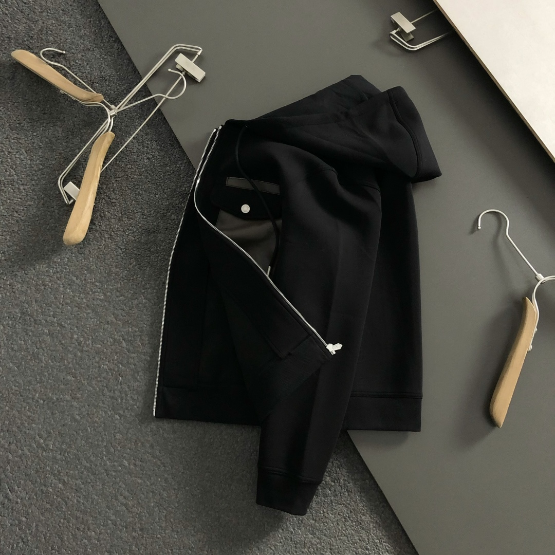 NO:601913,Hms*fitted version M-XXXl  The 2025 autumn and winter wool cardigan brushed jacket is mainly decorated with genuine leather pockets and cleverly integrates counter hardware elements to highlight individuality and uninhibitedness. The three-dimensional tailoring fits the body shape, the design is neat and stylish, and it can easily lengthen the leg lines, creating a casual and free casual style. High-quality fabrics are stiff  It is wear-resistant, breathable and comfortable, and is suitable for daily outings or light outdoor scenes. The details are embellished with webbing to add a fashionable texture. Whether it is a casual look with T-shirts and jeans, or a mixed and matched style, it can be easily controlled. It is an indispensable fashion item in the autumn and winter transition seasons.  Available now for sale M-XXXL,,jeans,jackets & coats,tees,t-shirt,alexander wang19860909Hms*合身版型M-XXXl 2025秋冬羊毛开衫拉绒外套,以真皮口袋搭配点缀为主调,巧妙融合专柜五金件元素,彰显个性与不羁.立体剪裁贴合身形,设计利落有型,轻松拉长腿部线条,打造随性洒脱的休闲风格.优质面料挺括耐磨,兼具透气性与舒适感,适合日常出街或轻户外场景.细节织带点缀,增添时尚质感,无论是搭配T恤牛仔裤的休闲look,还是叠的混搭风,都能轻松驾驭,是秋冬过渡季不可或缺的时尚单品. 现货发售发售M-XXXL,,jeans,jackets & coats,tees，t-shirt,alexander wang,Men's clothing