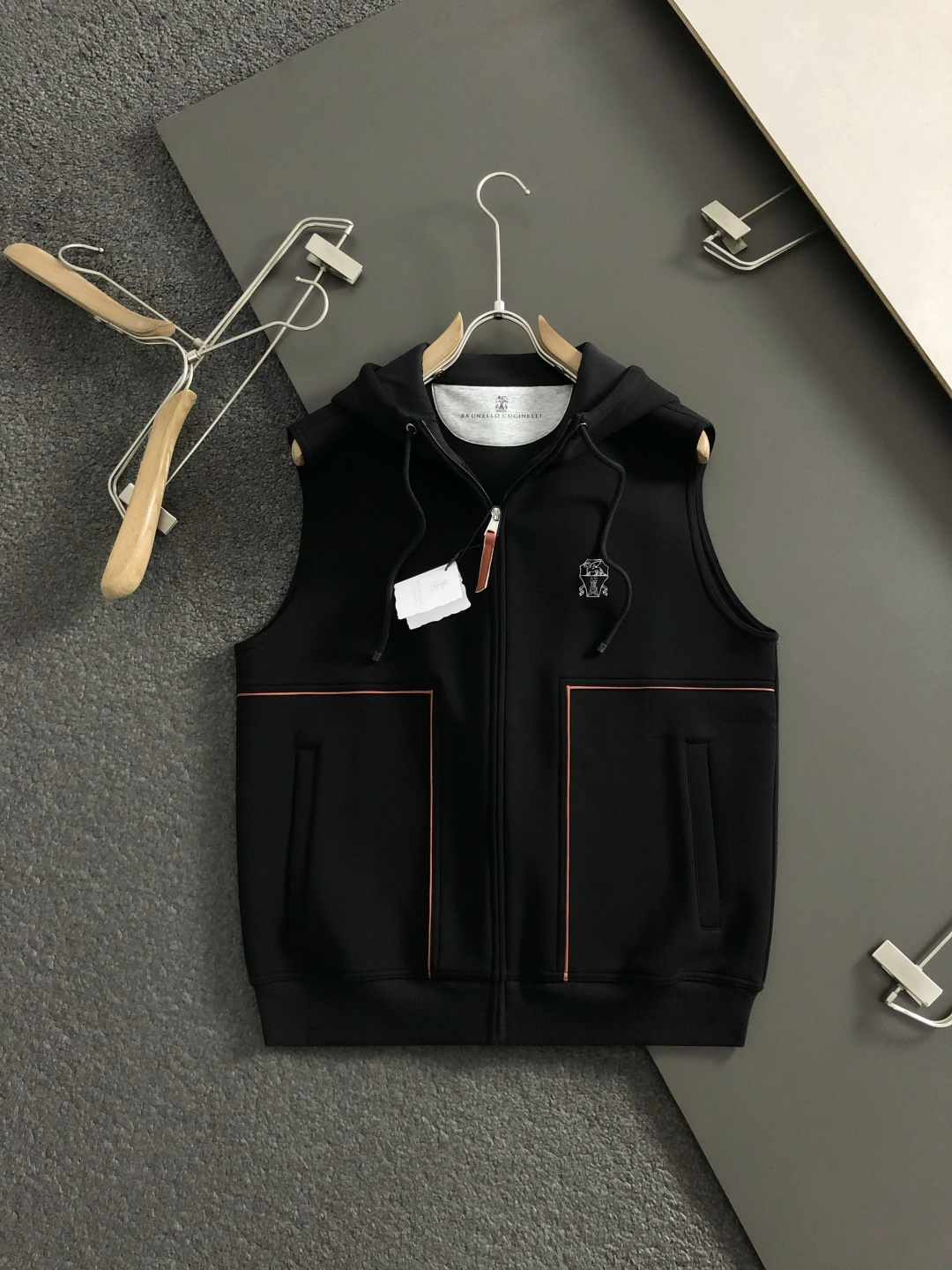 NO:601911,Bc*fitted version M-XXXl  The 2025 autumn and winter wool vest is mainly decorated with orange lines and embellishments, and cleverly integrates counter embroidery hardware elements to highlight individuality and uninhibitedness. The three-dimensional tailoring fits the body shape, and the design is neat and stylish, easily elongating the leg lines, creating a casual and free casual style. High-quality fabrics are crisp  Wear-resistant, breathable and comfortable, it is suitable for daily outings or light outdoor scenes. Detailed webbing embellishments add a fashionable texture. Whether it is a casual look with T-shirts and jeans, or a mixed and matched style, it can be easily controlled. It is an indispensable fashion item in the autumn and winter transition seasons.  Available now for sale M-XXXL,,jeans,tees,t-shirt,alexander wang19860909Bc*合身版型M-XXXl 2025秋冬羊毛马甲,以橙色线条搭配点缀为主调,巧妙融合专柜刺绣五金件元素,彰显个性与不羁.立体剪裁贴合身形,设计利落有型,轻松拉长腿部线条,打造随性洒脱的休闲风格.优质面料挺括耐磨,兼具透气性与舒适感,适合日常出街或轻户外场景.细节织带点缀,增添时尚质感,无论是搭配T恤牛仔裤的休闲look,还是叠的混搭风,都能轻松驾驭,是秋冬过渡季不可或缺的时尚单品. 现货发售发售M-XXXL,,jeans,tees，t-shirt,alexander wang,Men's clothing