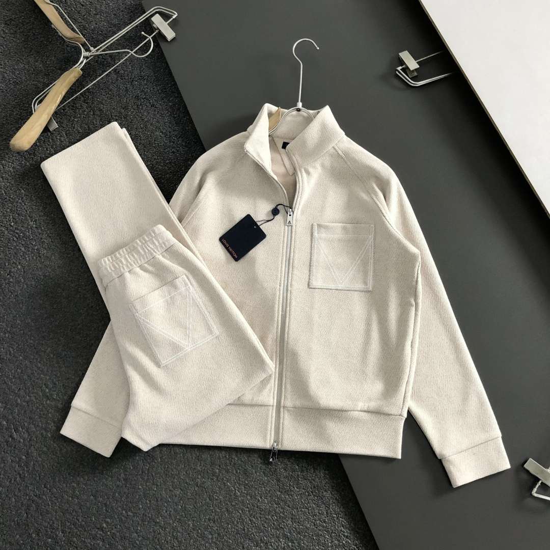 NO:601898,L brand* suit version M-XXXl  The 2025 autumn and winter trendy brand wool knitted suit is mainly decorated with simple lines and cleverly incorporates classic zipper elements to break the monotony of traditional suits and highlight individuality and uninhibitedness. The three-dimensional tailoring fits the body shape and the design is neat and stylish. It can easily lengthen the leg lines and create a casual and free casual style. Excellent  The high-quality fabric is crisp and wear-resistant, with both breathability and comfort, making it suitable for daily outings or light outdoor scenes. The detailed webbing embellishments add a fashionable texture. Whether it is a casual look with T-shirts and jeans, or a mixed style with layers, it can be easily managed. It is an indispensable fashion item in the autumn and winter transition seasons.  Available now for sale M-XXXL,,jeans,tees,t-shirt,alexander wang19860909L牌*套装版型M-XXXl 2025秋冬潮牌羊毛针织套装,以简约线条点缀为主调,巧妙融入经典拉链元素,打破传统套装的单调感,彰显个性与不羁.立体剪裁贴合身形,设计利落有型,轻松拉长腿部线条,打造随性洒脱的休闲风格.优质面料挺括耐磨,兼具透气性与舒适感,适合日常出街或轻户外场景.细节织带点缀,增添时尚质感,无论是搭配T恤牛仔裤的休闲look,还是叠的混搭风,都能轻松驾驭,是秋冬过渡季不可或缺的时尚单品. 现货发售发售M-XXXL,,jeans,tees，t-shirt,alexander wang,Men's clothing