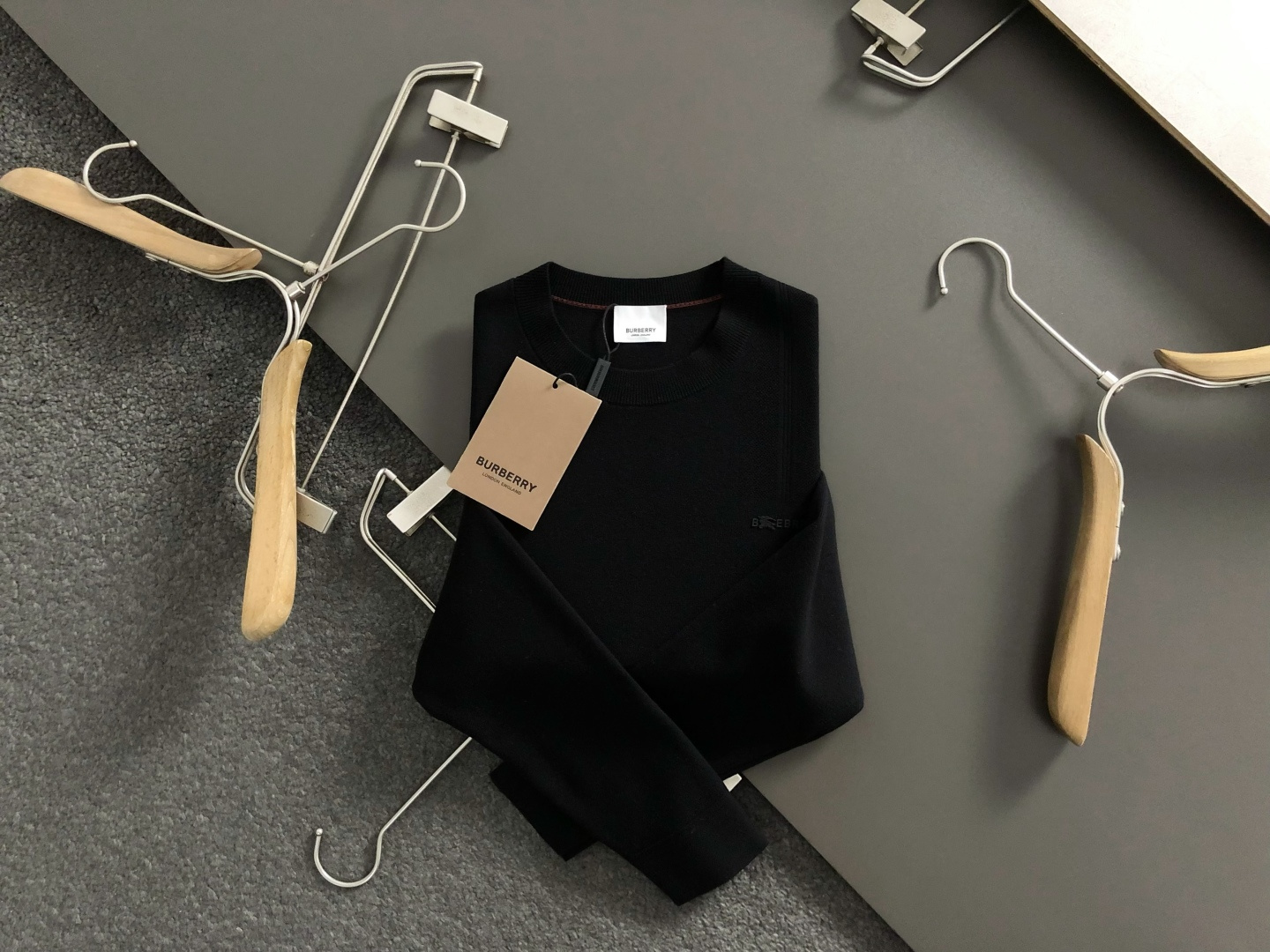 NO:601900,BBR*fitted version M-XXXl  The 2025 autumn and winter trendy cardigan is mainly decorated with three-dimensional glue letters and cleverly integrates knight elements to break the monotony of traditional woolen sweaters and highlight individuality and uninhibitedness. The three-dimensional tailoring fits the body shape and the design is neat and stylish. It can easily lengthen the leg lines and create a casual and free style. High quality  The fabric is stiff and wear-resistant, breathable and comfortable, and is suitable for daily outings or light outdoor scenes. The detailed webbing embellishments add a fashionable texture. Whether it is a casual look with T-shirts and jeans, or a mixed and matched style, it can be easily controlled. It is an indispensable fashion item in the autumn and winter transition seasons.  Available now for sale M-XXXL,,jeans,tees,t-shirt,alexander wang19860909BBR*合身版型M-XXXl 2025秋冬潮牌羊毛衫,以立体滴胶字母点缀为主调,巧妙融合骑士元素,打破传统羊毛衫的单调感,彰显个性与不羁.立体剪裁贴合身形,设计利落有型,轻松拉长腿部线条,打造随性洒脱的休闲风格.优质面料挺括耐磨,兼具透气性与舒适感,适合日常出街或轻户外场景.细节织带点缀,增添时尚质感,无论是搭配T恤牛仔裤的休闲look,还是叠的混搭风,都能轻松驾驭,是秋冬过渡季不可或缺的时尚单品. 现货发售发售M-XXXL,,jeans,tees，t-shirt,alexander wang,Men's clothing