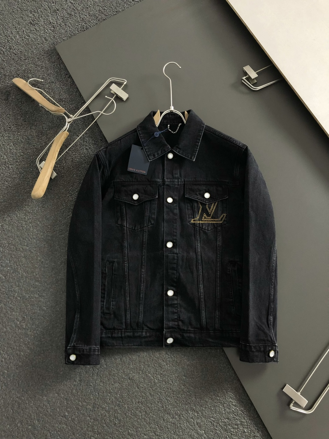 NO:601902,L brand*fitted version 46-52  The 2025 autumn and winter trendy denim jacket uses classic dark blue as the main tone and cleverly incorporates gold embroidery elements to break the monotony of traditional denim and highlight individuality and uninhibitedness. The three-dimensional tailoring fits the body shape and the design is neat and stylish. It can easily lengthen the leg lines and create a casual and free style. High-quality denim fabric is stiff and durable.  It is durable, breathable and comfortable, and is suitable for daily outings or light outdoor scenes. The details are embellished with metal buttons and work pockets, adding a retro texture. Whether it is a casual look with T-shirts and jeans, or a mixed style layered with a dress, it can be easily managed. It is an indispensable fashion item in the spring and summer transition seasons.  Available now, 46-48-50-52,,skirts,jeans,jackets & coats,tees,t-shirt,alexander wang19860909L牌*合身版型46-52 2025秋冬潮牌牛仔外套,以经典深蓝色为主调,巧妙融入金线刺绣元素,打破传统牛仔的单调感,彰显个性与不羁.立体剪裁贴合身形,设计利落有型,轻松拉长腿部线条,打造随性洒脱的休闲风格.优质牛仔面料挺括耐磨,兼具透气性与舒适感,适合日常出街或轻户外场景.细节处金属纽扣与工装口袋点缀,增添复古质感,无论是搭配T恤牛仔裤的休闲look,还是叠穿连衣裙的混搭风,都能轻松驾驭,是春夏过渡季不可或缺的时尚单品. 现货发售发售46-48-50-52,,skirts,jeans,jackets & coats,tees，t-shirt,alexander wang,Men's clothing