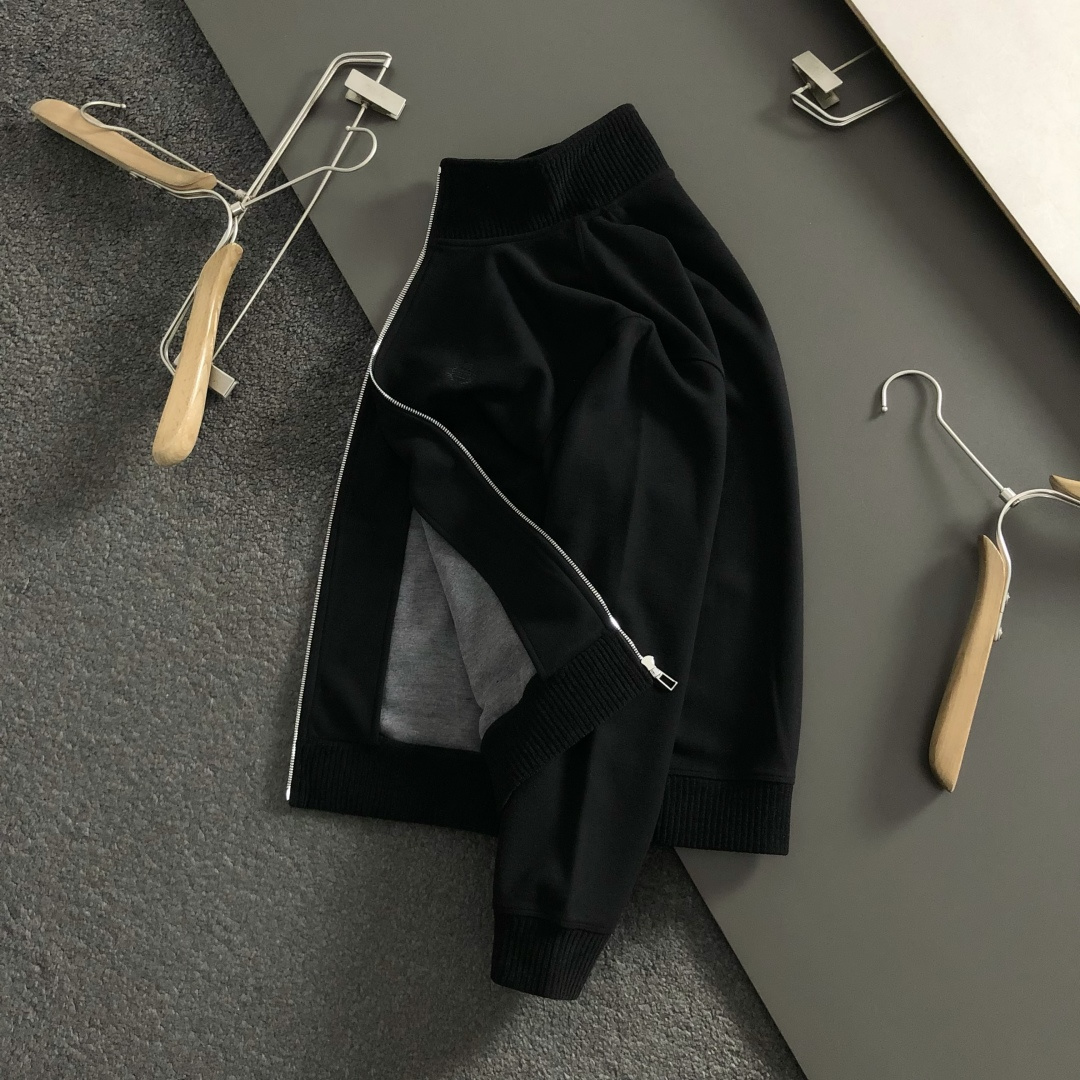 NO:601896,Lp*fitted version M-XXXl  The 2025 autumn and winter wool jacket is mainly decorated with knitted collars and embellishments, and cleverly integrates counter hardware elements to highlight individuality and uninhibitedness. The three-dimensional tailoring fits the body shape, and the design is neat and stylish, easily elongating the leg lines, creating a casual and free style. High-quality fabrics are stiff and durable  It has both breathability and comfort, and is suitable for daily outings or light outdoor scenes. The details are embellished with webbing to add a fashionable texture. Whether it is a casual look with T-shirts and jeans, or a mixed and matched style, it can be easily controlled. It is an indispensable fashion item in the autumn and winter transition seasons.  Available now for sale M-XXXL,,loro piana,jeans,jackets & coats,tees,t-shirt,alexander wang19860909Lp*合身版型M-XXXl 2025秋冬羊毛夹克,以针织领口搭配点缀为主调,巧妙融合专柜五金件元素,彰显个性与不羁.立体剪裁贴合身形,设计利落有型,轻松拉长腿部线条,打造随性洒脱的休闲风格.优质面料挺括耐磨,兼具透气性与舒适感,适合日常出街或轻户外场景.细节织带点缀,增添时尚质感,无论是搭配T恤牛仔裤的休闲look,还是叠的混搭风,都能轻松驾驭,是秋冬过渡季不可或缺的时尚单品. 现货发售发售M-XXXL,,loro piana,jeans,jackets & coats,tees，t-shirt,alexander wang,Men's clothing