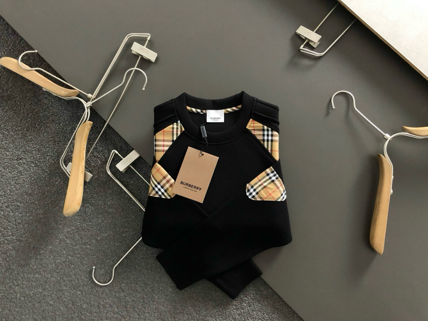 NO:601908,BBR* brushed version M-XXXL 2025 Autumn and Winter Yunrou series knitted sleeves plaid fusion knight embroidery lining brushed fashion versatile round neck sweatshirt long sleeves, exquisite crafts counter fabrics, fusion of top elements, complete 3 standards, trendy men's fashion, both upper body comfort and unparalleled existence 170-135 (M) 175-150 (L)  178-160(XL)180-170(XXL) 180-180(XXXL) your,,hoodie,sweatshirts,alexander wang19860909BBR*拉绒版型M-XXXL 2025秋冬云柔系列针织袖格纹融合骑士刺绣内里拉绒时尚百搭圆领卫衣长袖,精致工艺专柜面料,顶级元素融合打造,3标齐全,潮男时尚,无论是上身舒适度还是都是无可比拟的存在 170-135(M) 175-150(L) 178-160(XL)180-170(XXL) 180-180(XXXL) your,,hoodie,sweatshirts,alexander wang,Men's clothing