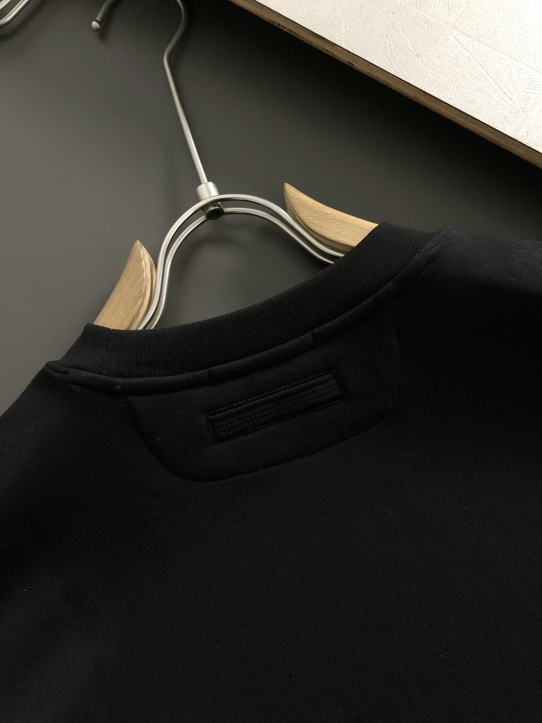 Zeg*合身版型M-xxxl2025秋冬圆领打底衫，以咖色贴布绣点缀为主调，融入双杠元素，打破传统卫衣的