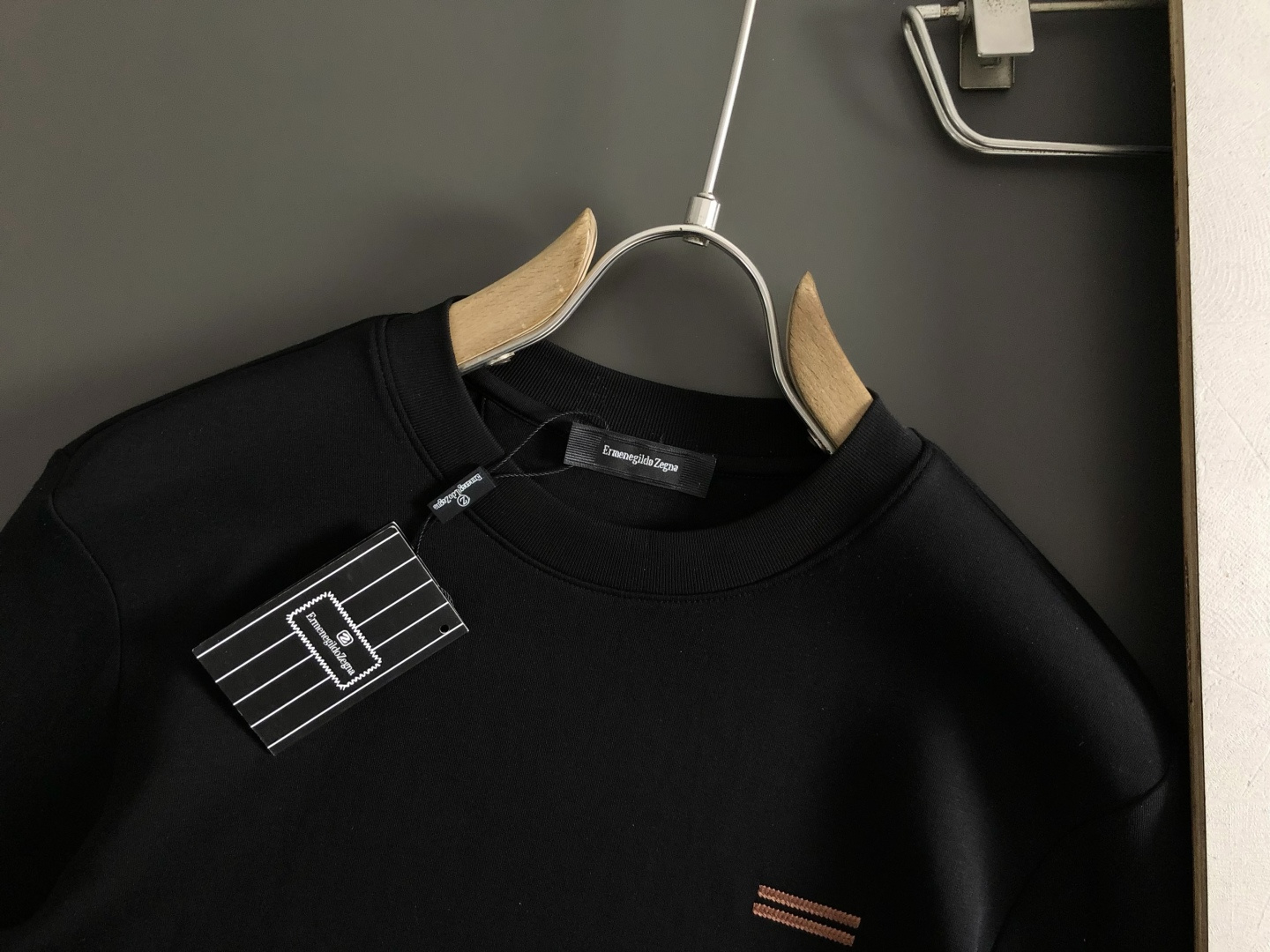 Zeg*合身版型M-xxxl2025秋冬圆领打底衫，以咖色贴布绣点缀为主调，融入双杠元素，打破传统卫衣的