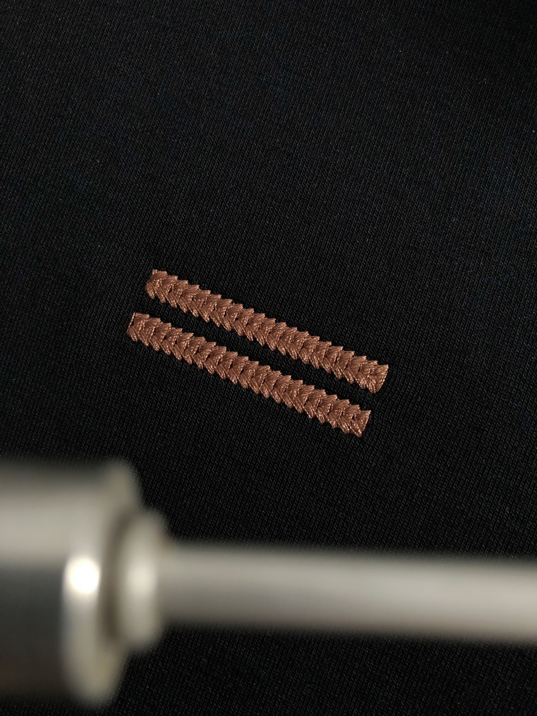 Zeg*合身版型M-xxxl2025秋冬圆领打底衫，以咖色贴布绣点缀为主调，融入双杠元素，打破传统卫衣的