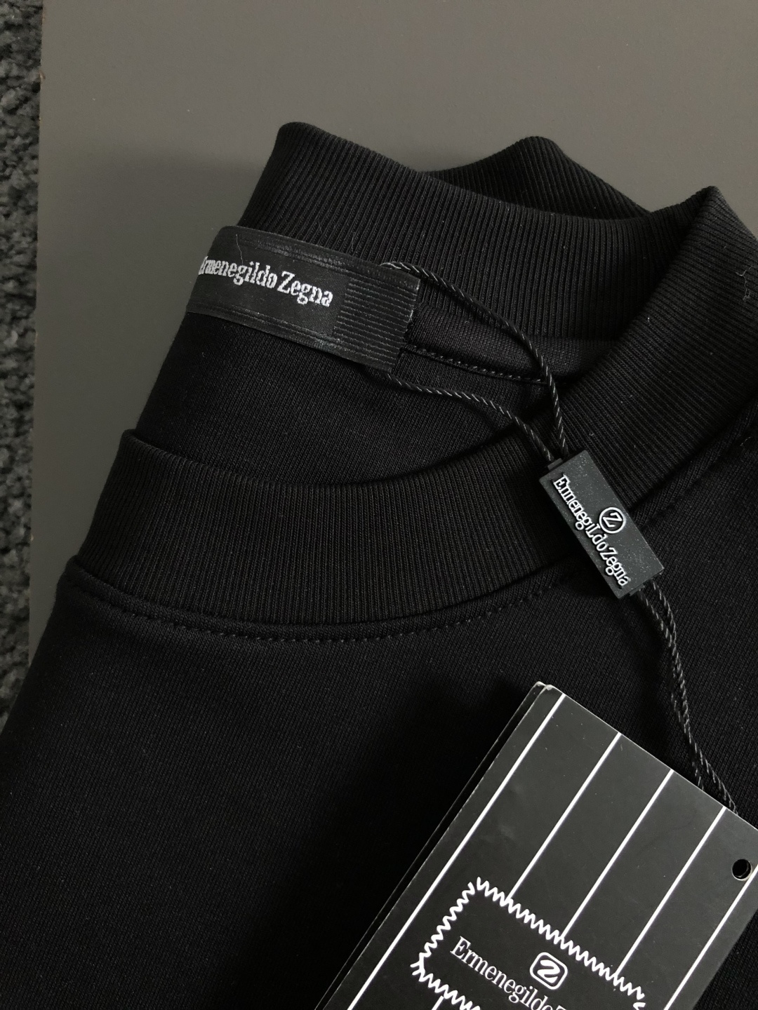 Zeg*合身版型M-xxxl2025秋冬圆领打底衫，以咖色贴布绣点缀为主调，融入双杠元素，打破传统卫衣的