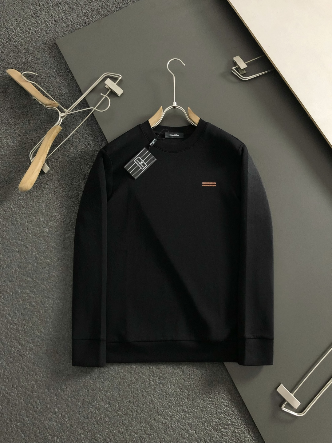 Zeg*合身版型M-xxxl2025秋冬圆领打底衫，以咖色贴布绣点缀为主调，融入双杠元素，打破传统卫衣的