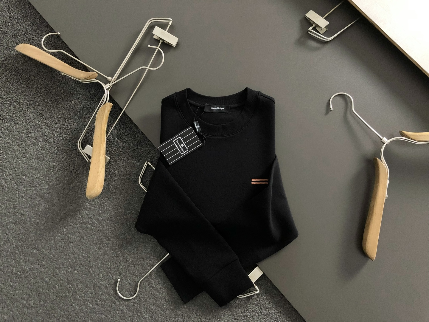 Zeg*合身版型M-xxxl2025秋冬圆领打底衫，以咖色贴布绣点缀为主调，融入双杠元素，打破传统卫衣的