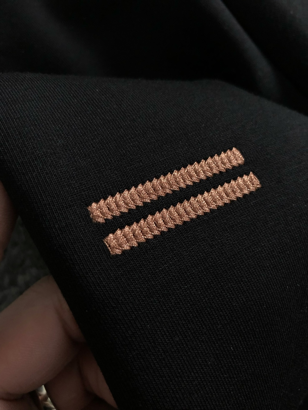 Zeg*合身版型M-xxxl2025秋冬圆领打底衫，以咖色贴布绣点缀为主调，融入双杠元素，打破传统卫衣的