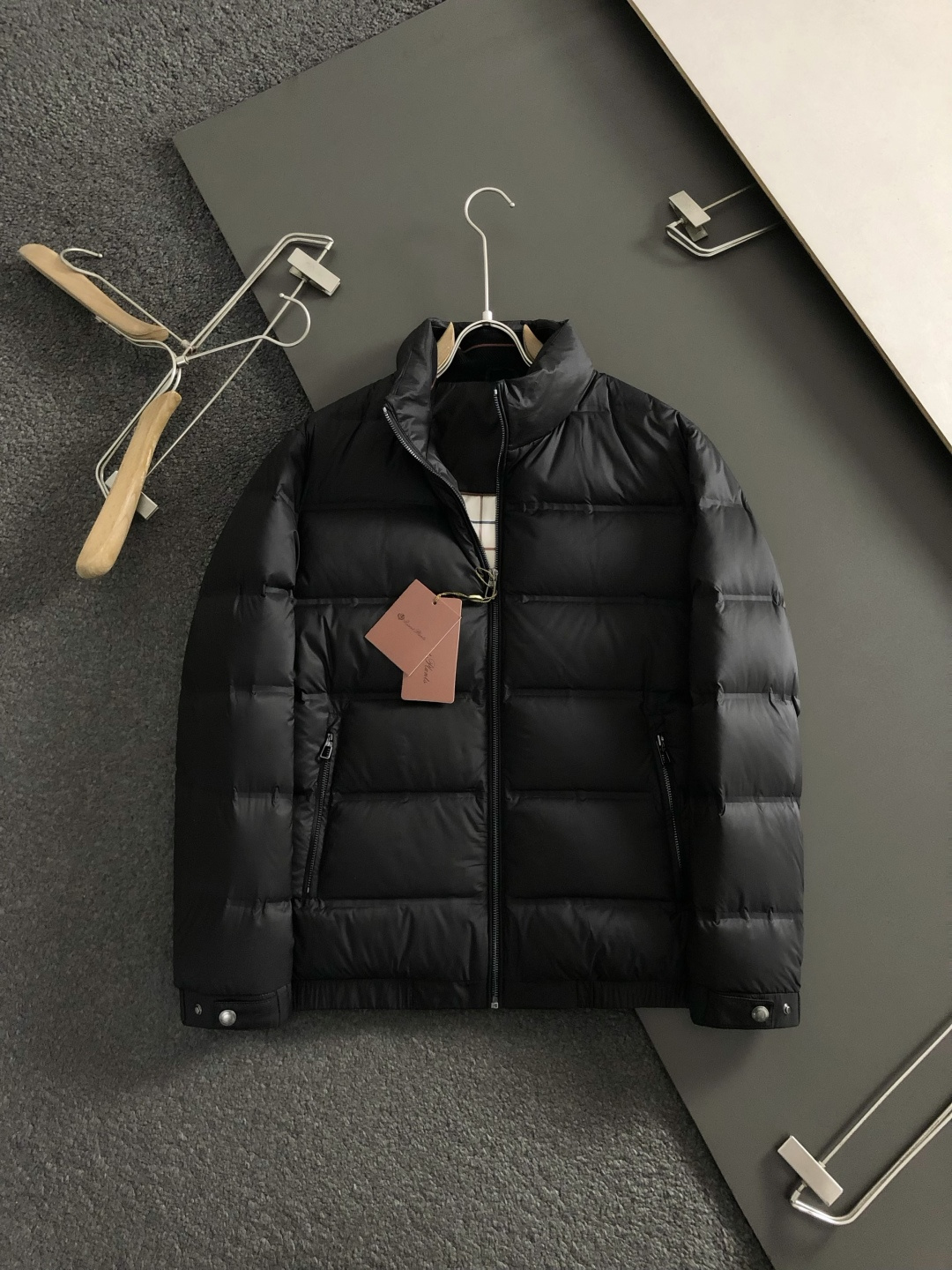 lP🆕*合身版型48-5625新款新面料黑色简约羽绒服，融合百搭多拉链设计，内里格子布融合金属附件打造9